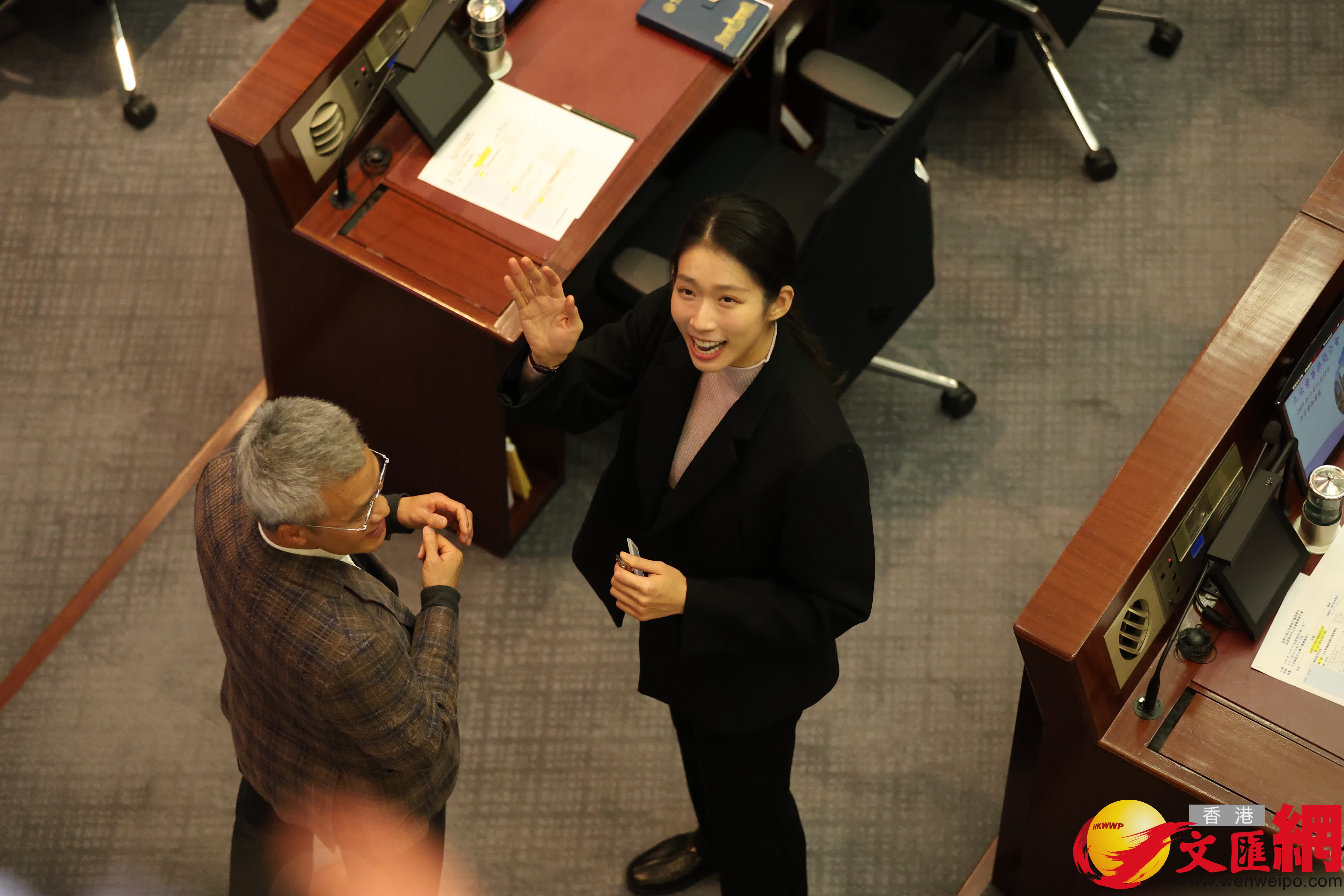 立法會事務簡介會，新丁江旻憓向傳媒打招呼。（香港文匯報記者萬霜靈攝）