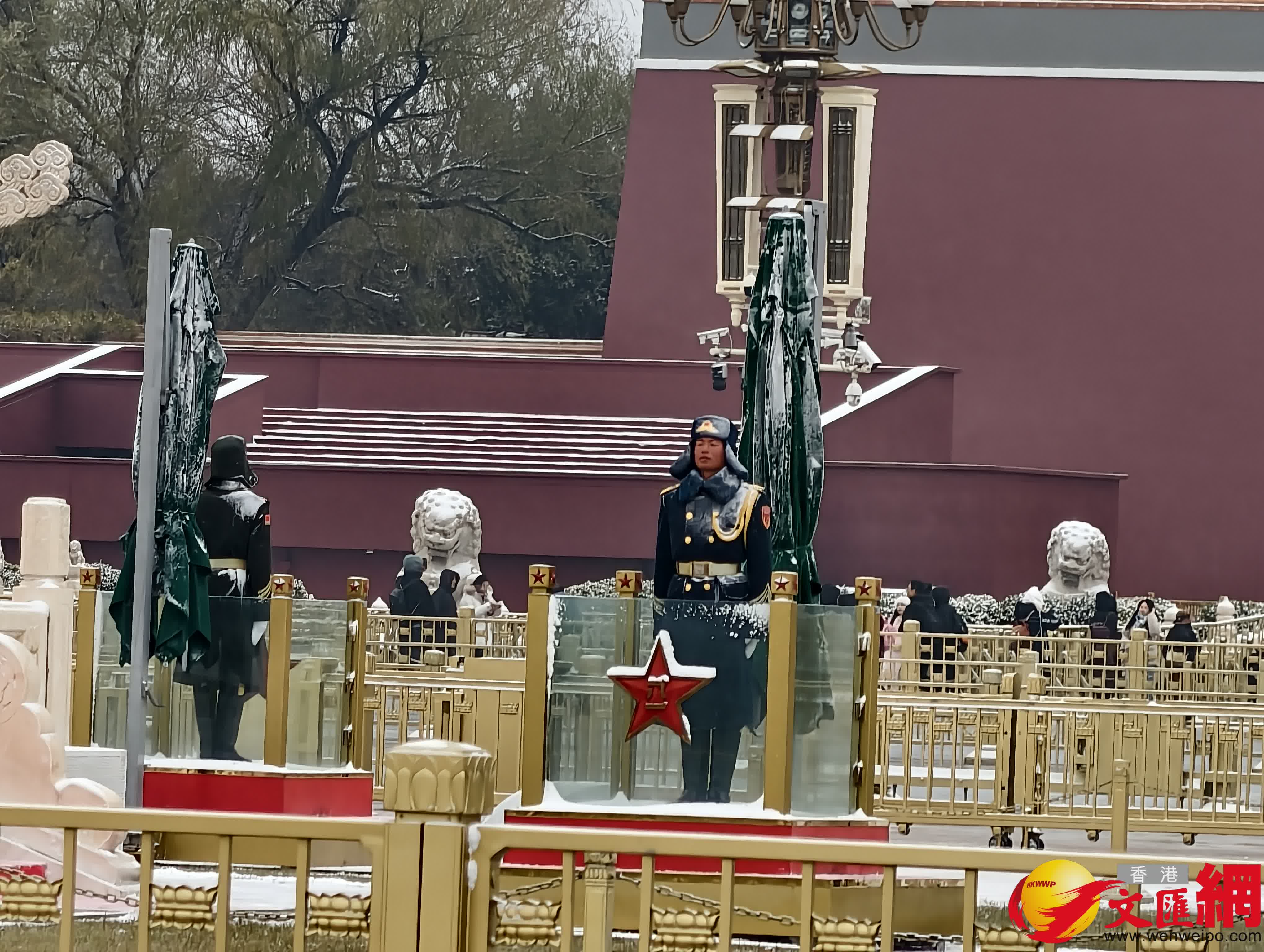 天安門廣場，雪中守護國旗的武警戰士。（記者馬曉芳攝）