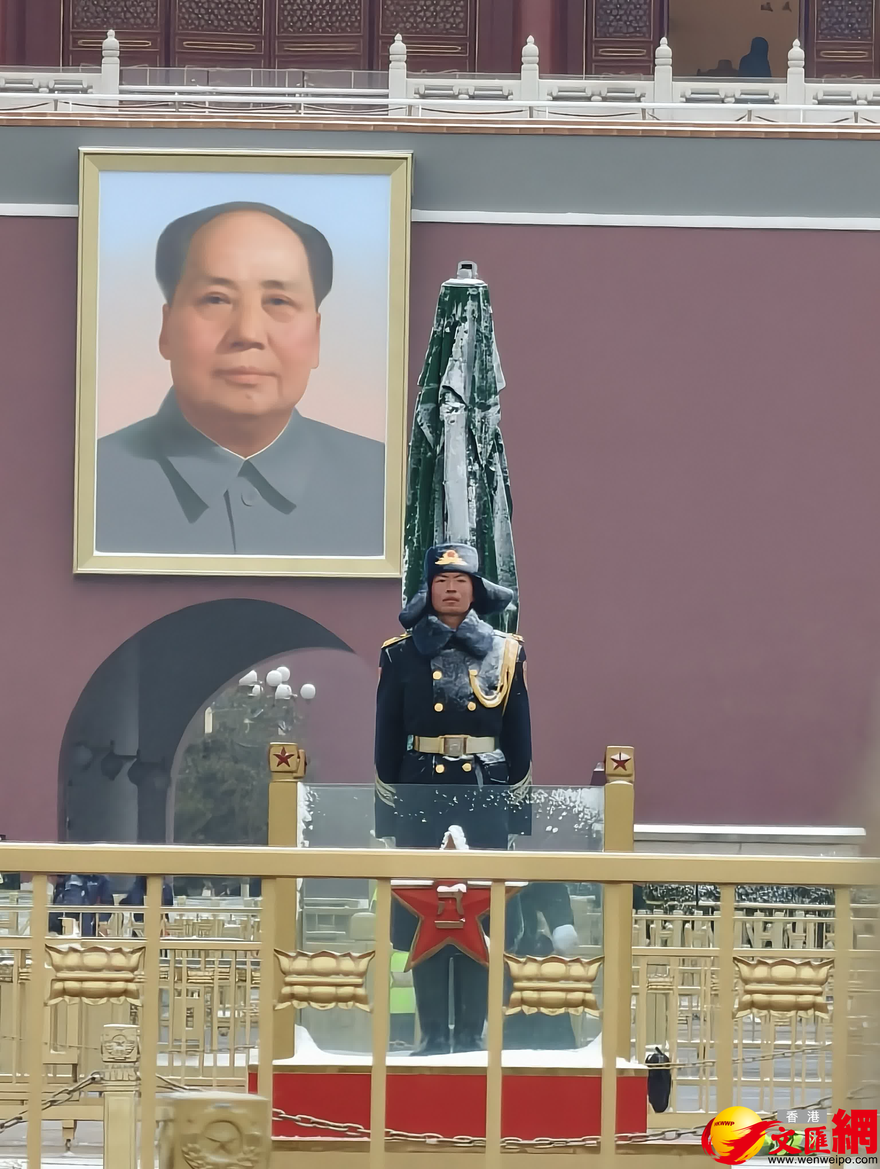 天安門廣場，雪中守護國旗的武警戰士。（記者馬曉芳攝）