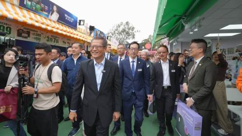 陳茂波到訪工展會掃貨　與市民握手合照