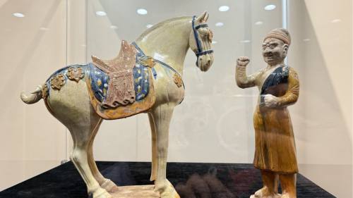 詩詠風(fēng)華馬躍千年　「唐詩裏的三彩」西安展出