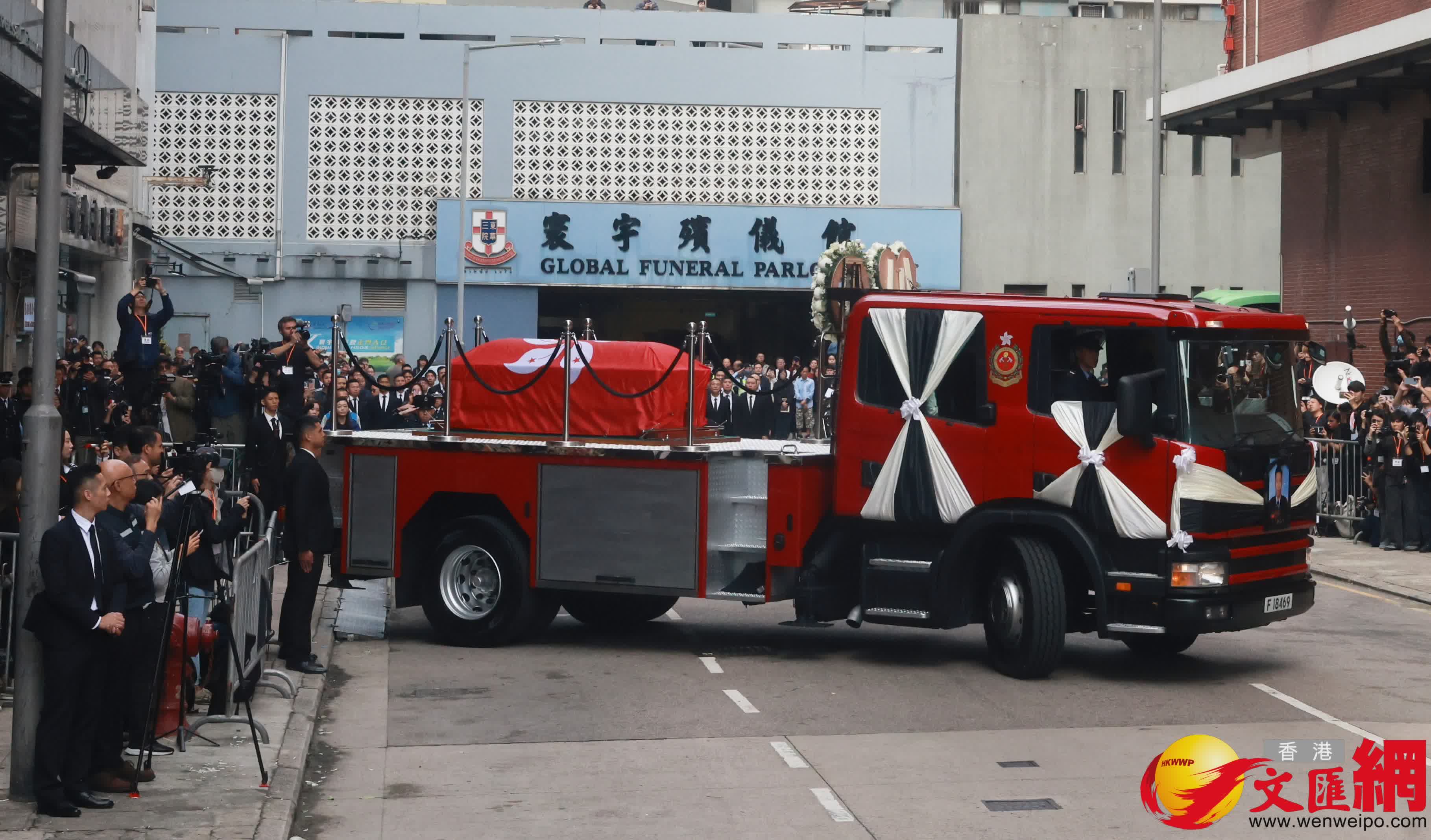 大埔宏福苑火災殉職的消防隊目（追授）何偉豪在紅磡世界殯儀館舉殯。（香港文匯報記者 郭木又 攝）
