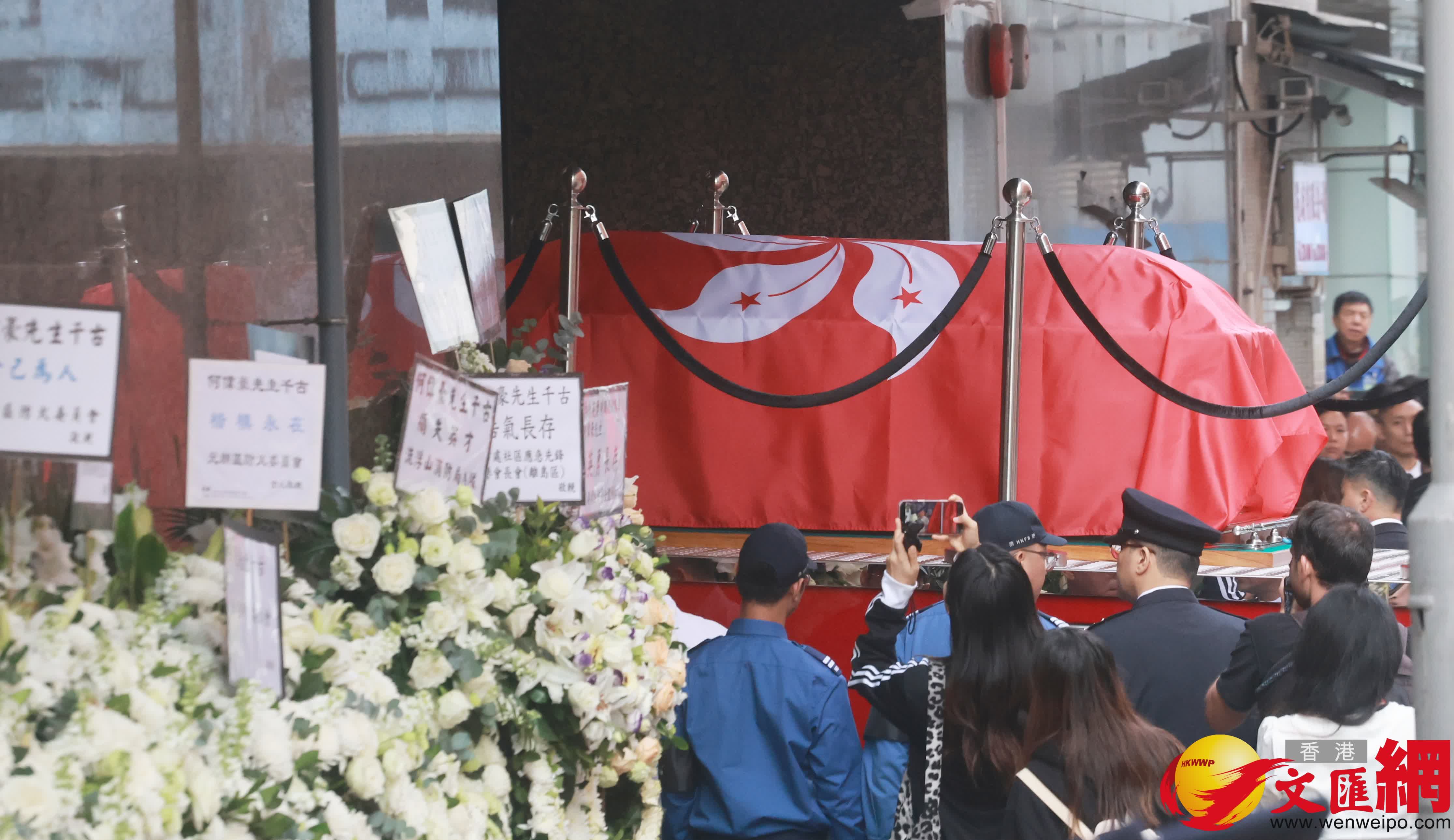 大埔宏福苑火災殉職的消防隊目（追授）何偉豪在紅磡世界殯儀館舉殯。（香港文匯報記者 郭木又 攝）