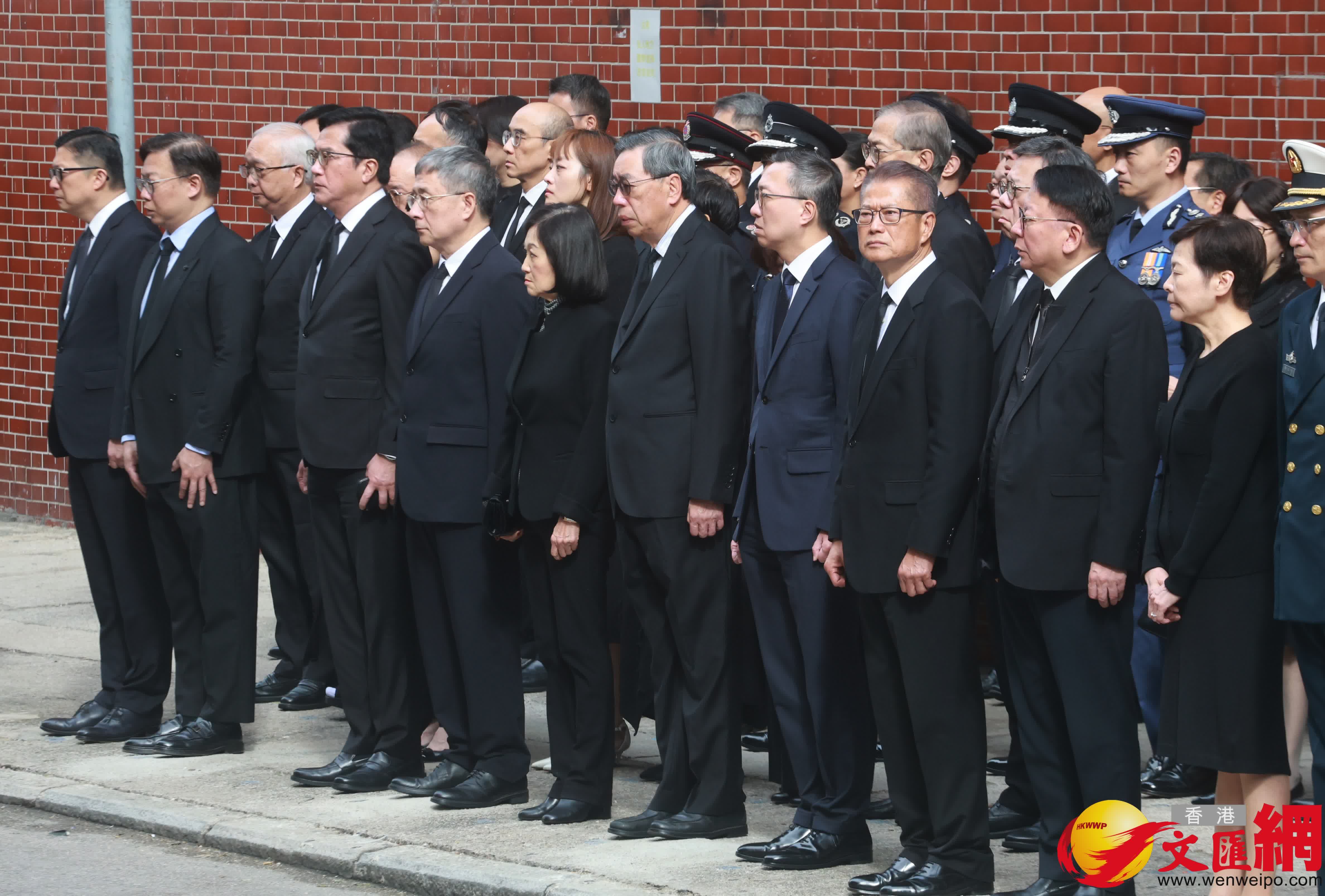 李家超率政府高層官員列隊向何偉豪作最後致敬。（香港文匯報記者 郭木又 攝）