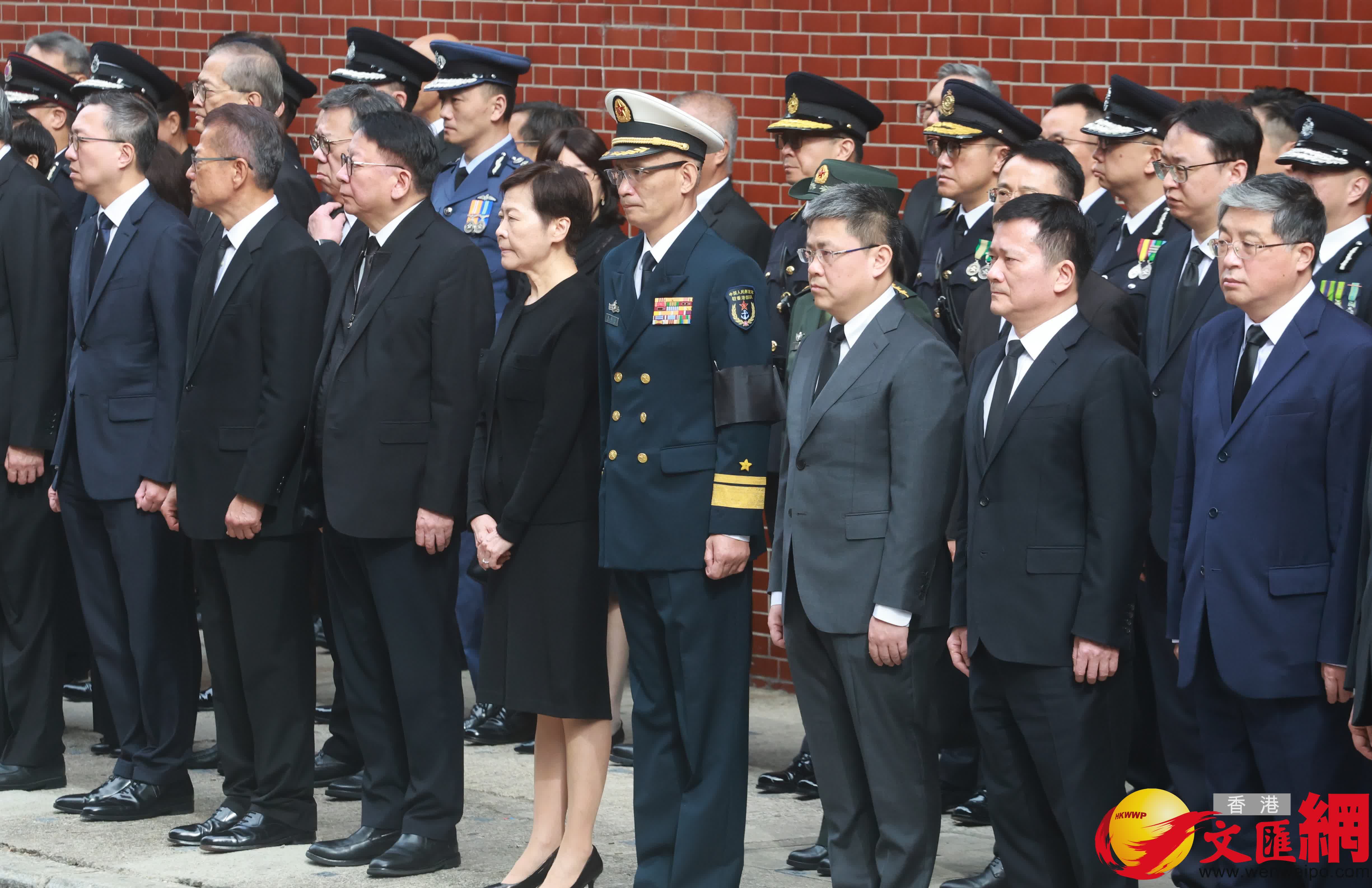 李家超率政府高層官員列隊向何偉豪作最後致敬。（香港文匯報記者 郭木又 攝）