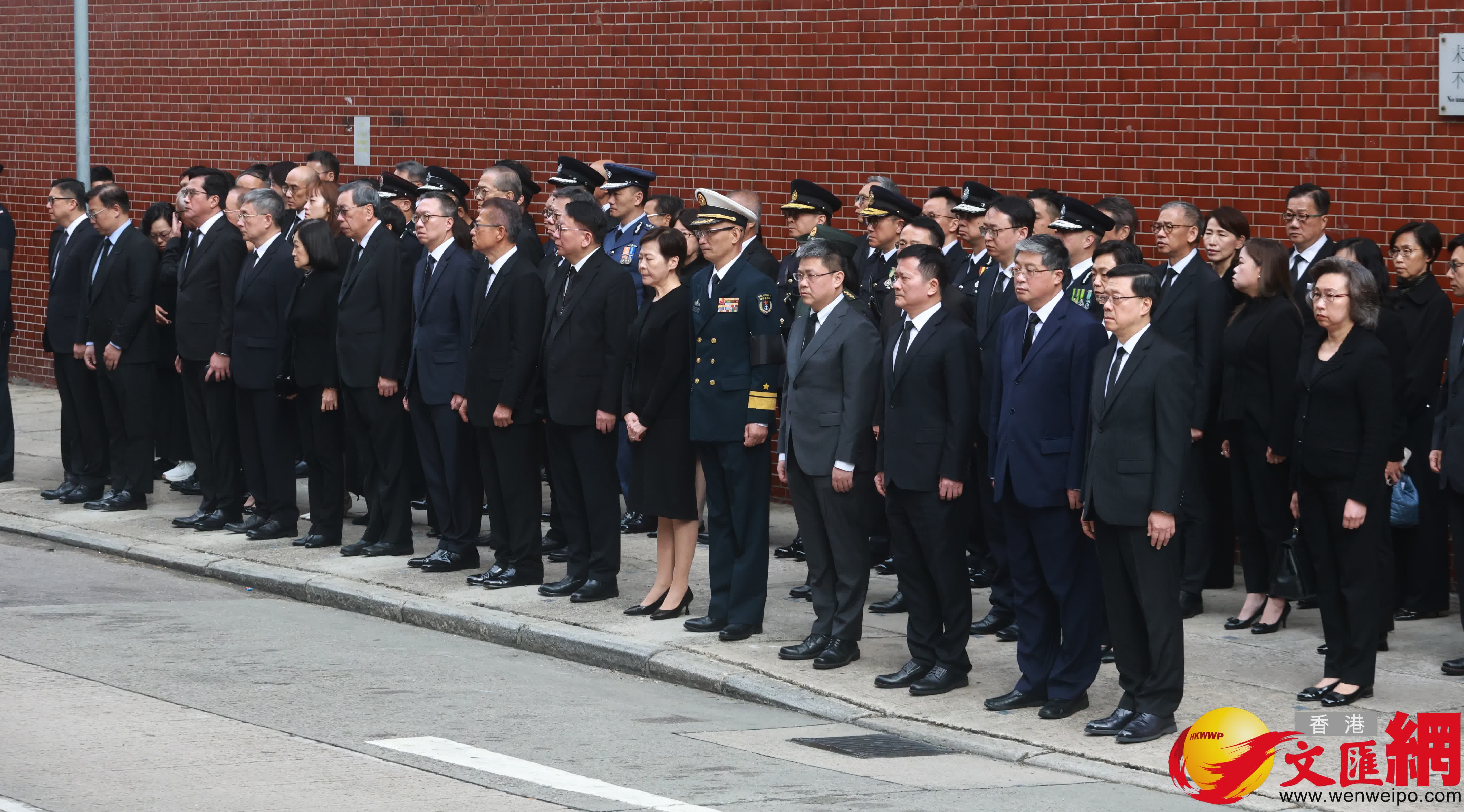 李家超率政府高層官員列隊向何偉豪作最後致敬。（香港文匯報記者 郭木又 攝）