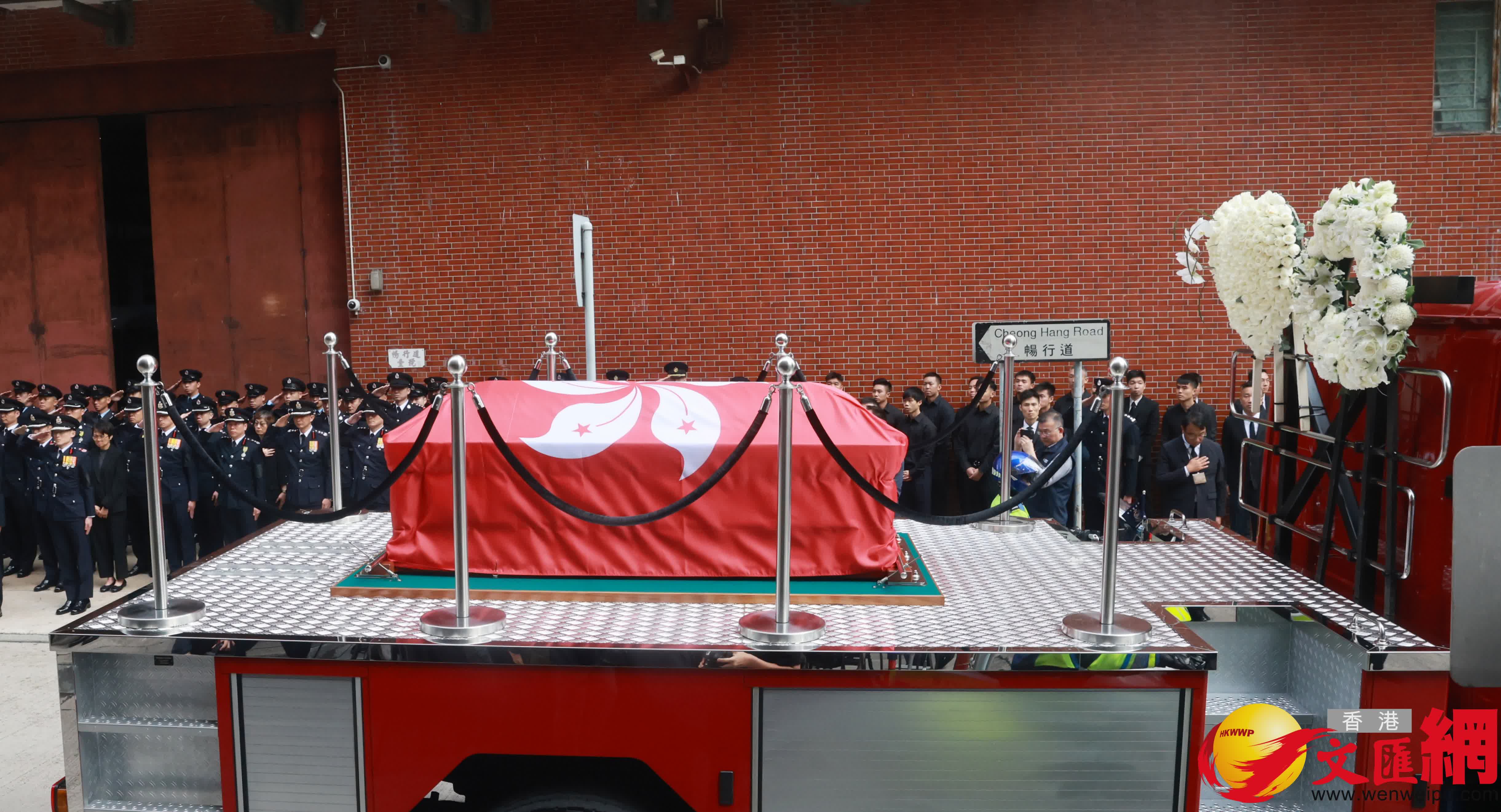 大埔宏福苑火災殉職的消防隊目（追授）何偉豪在紅磡世界殯儀館舉殯。（香港文匯報記者 郭木又 攝）