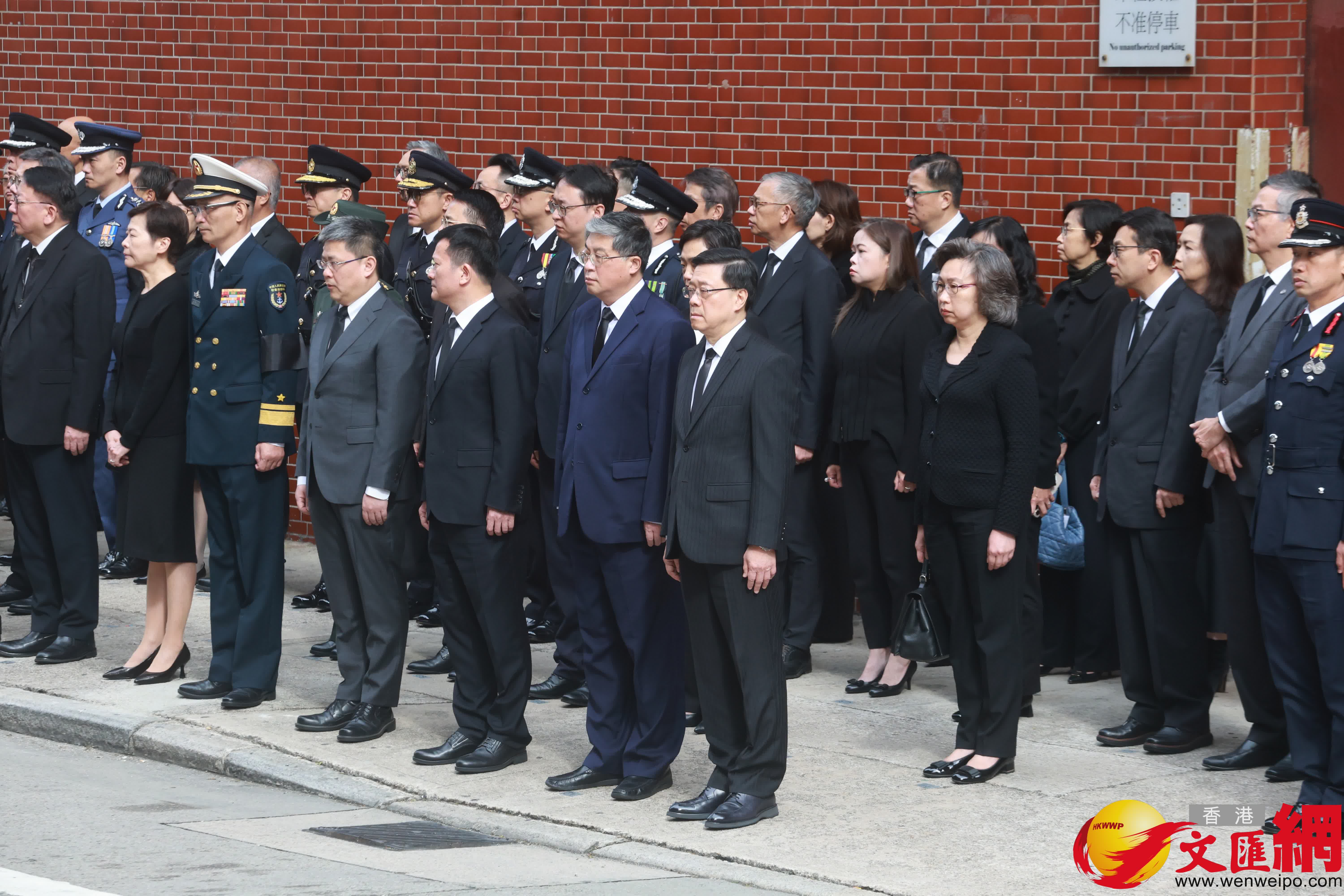 李家超率政府高層官員列隊向何偉豪作最後致敬。（香港文匯報記者 郭木又 攝）