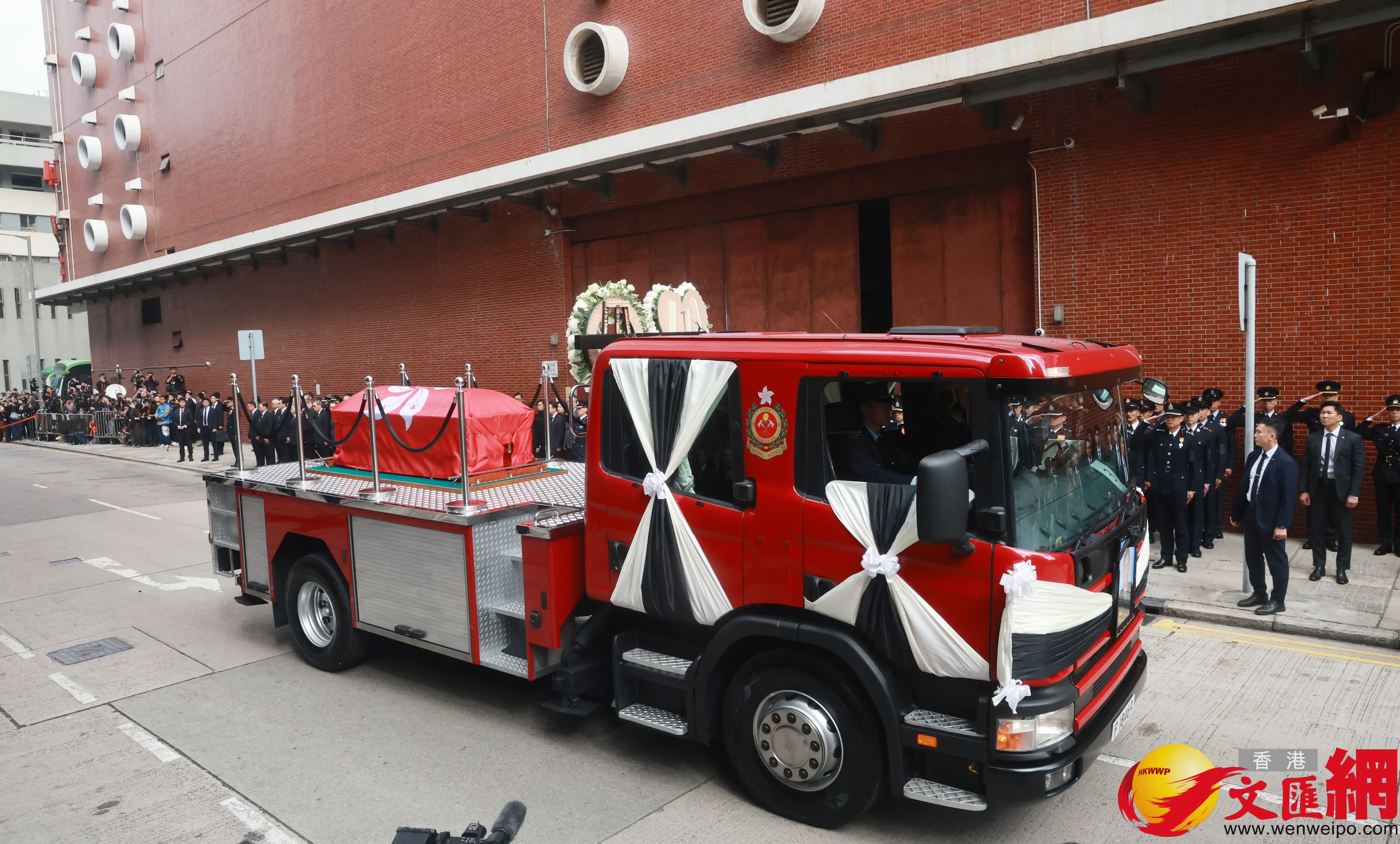 大埔宏福苑火災殉職的消防隊目（追授）何偉豪在紅磡世界殯儀館舉殯。（香港文匯報記者 郭木又 攝）