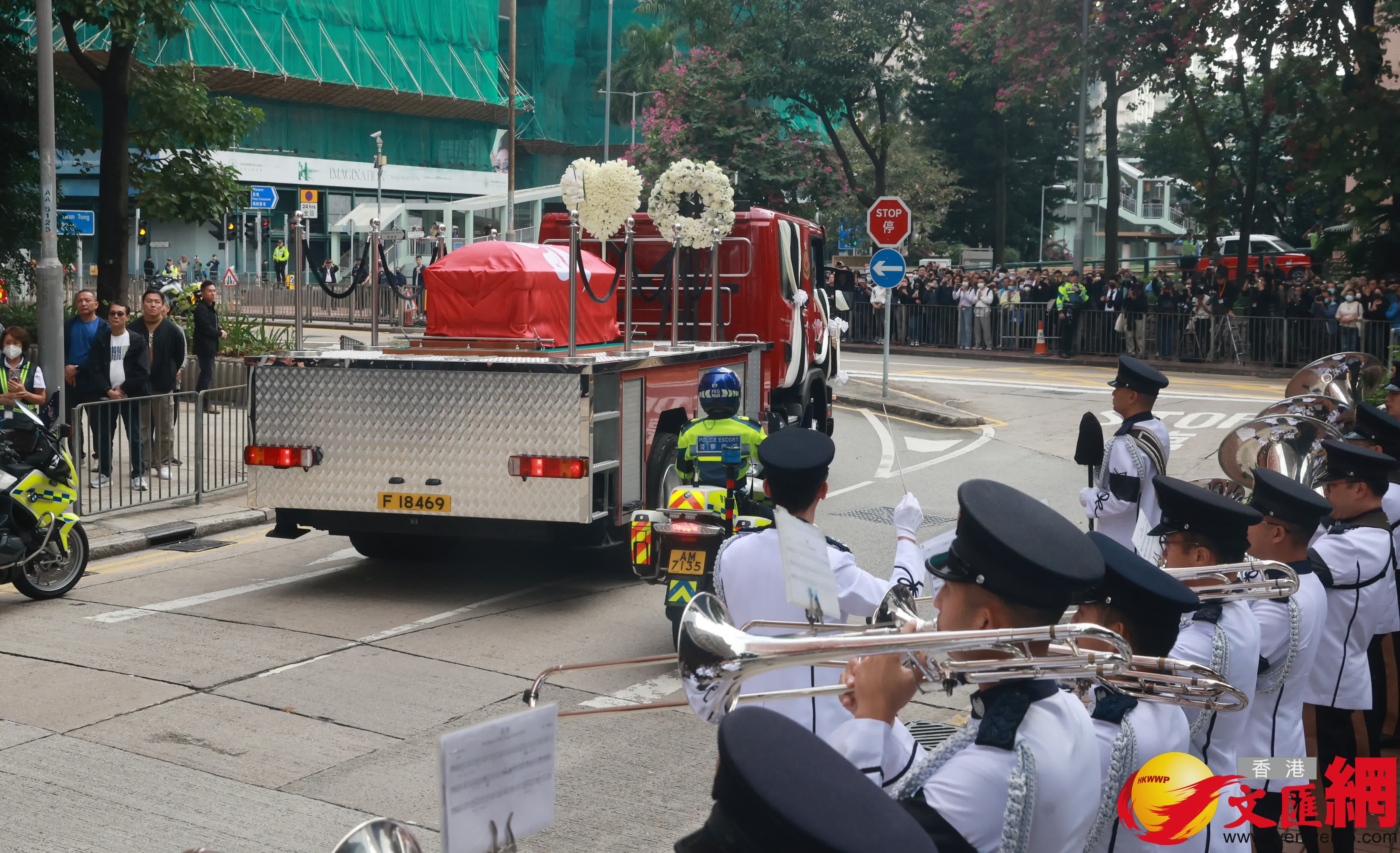大埔宏福苑火災殉職的消防隊目（追授）何偉豪在紅磡世界殯儀館舉殯。（香港文匯報記者 郭木又 攝）