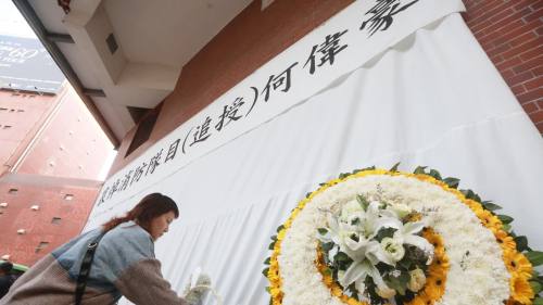 大埔宏福苑大火｜何偉豪舉殯　市民到殯儀館外獻花致哀