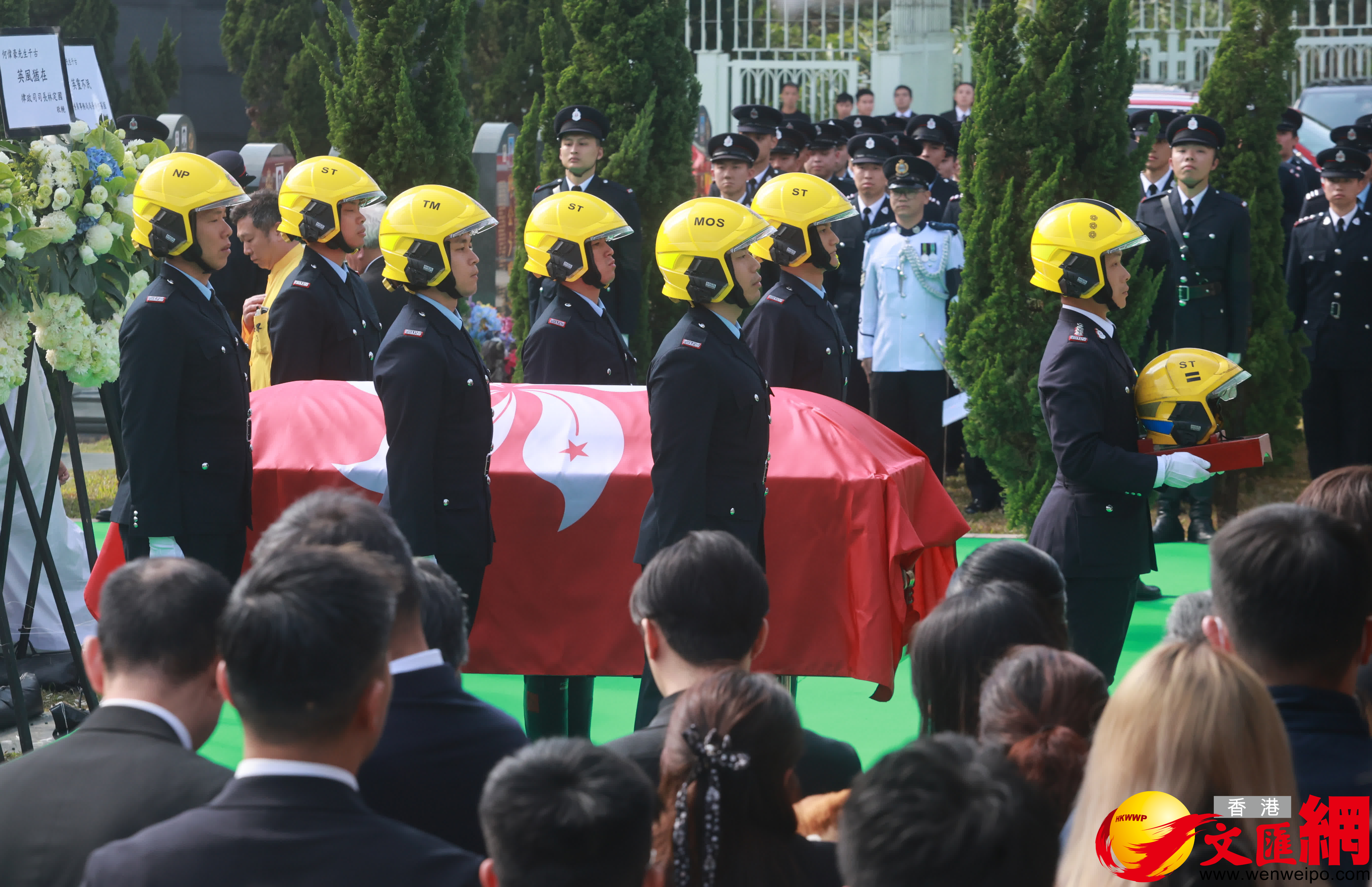 靈柩由工作人員移至墓穴下葬。（香港文匯報記者郭木又攝）