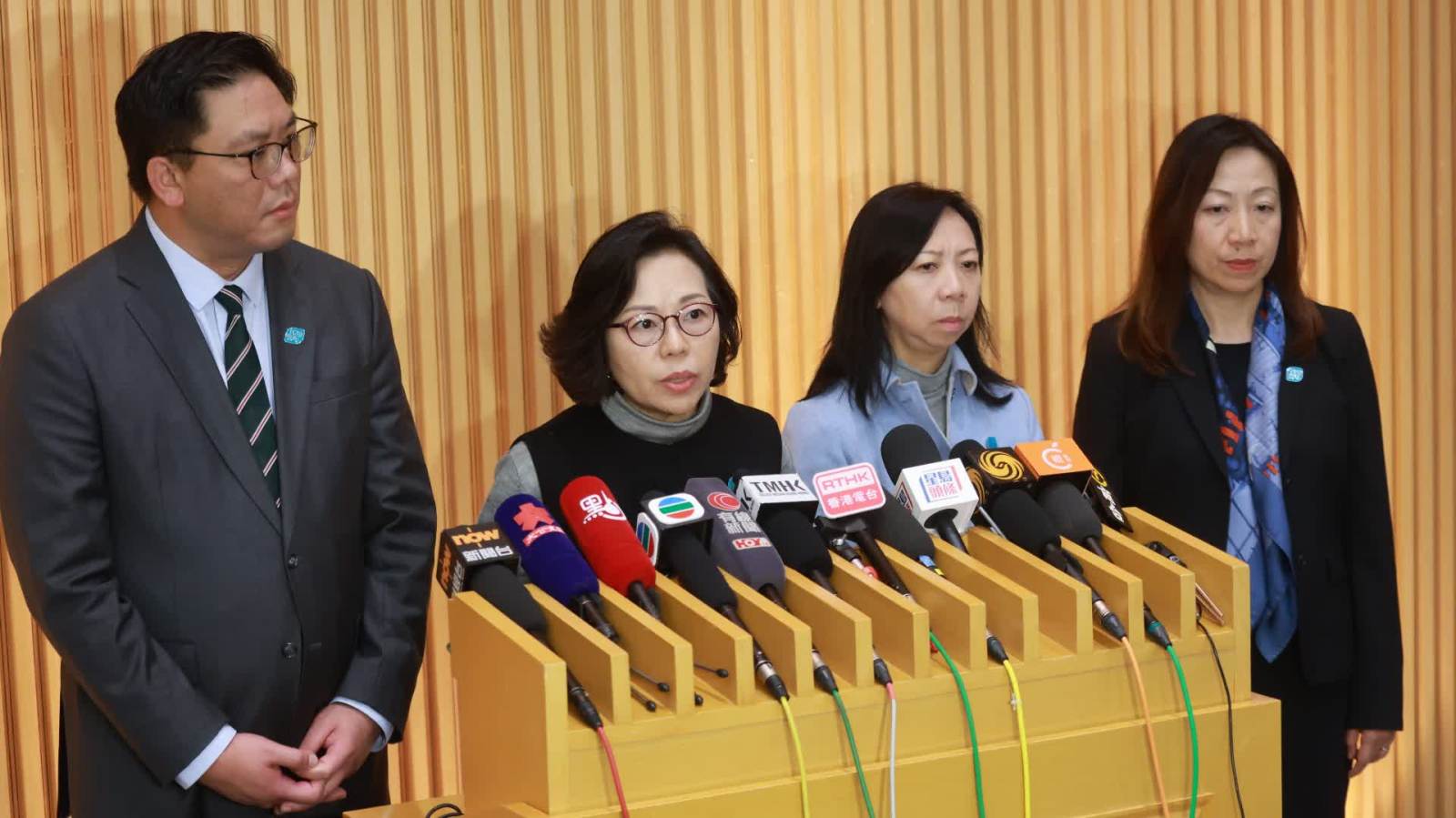 （有片）大埔宏福苑大火︱政府首引例解散現任法團管委會　委任華懋旗下公司為臨時管理人