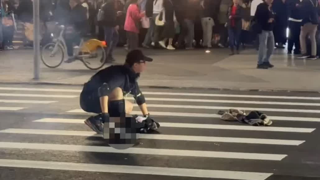 台北車站發生隨機砍人事件致2死7傷　黑衣男持長刀丟煙霧彈畫面曝光