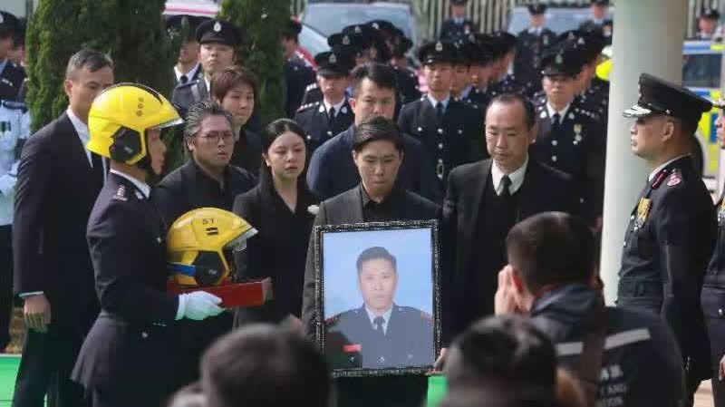 報語新媒｜何偉豪「落更了」，市民泣別英雄！