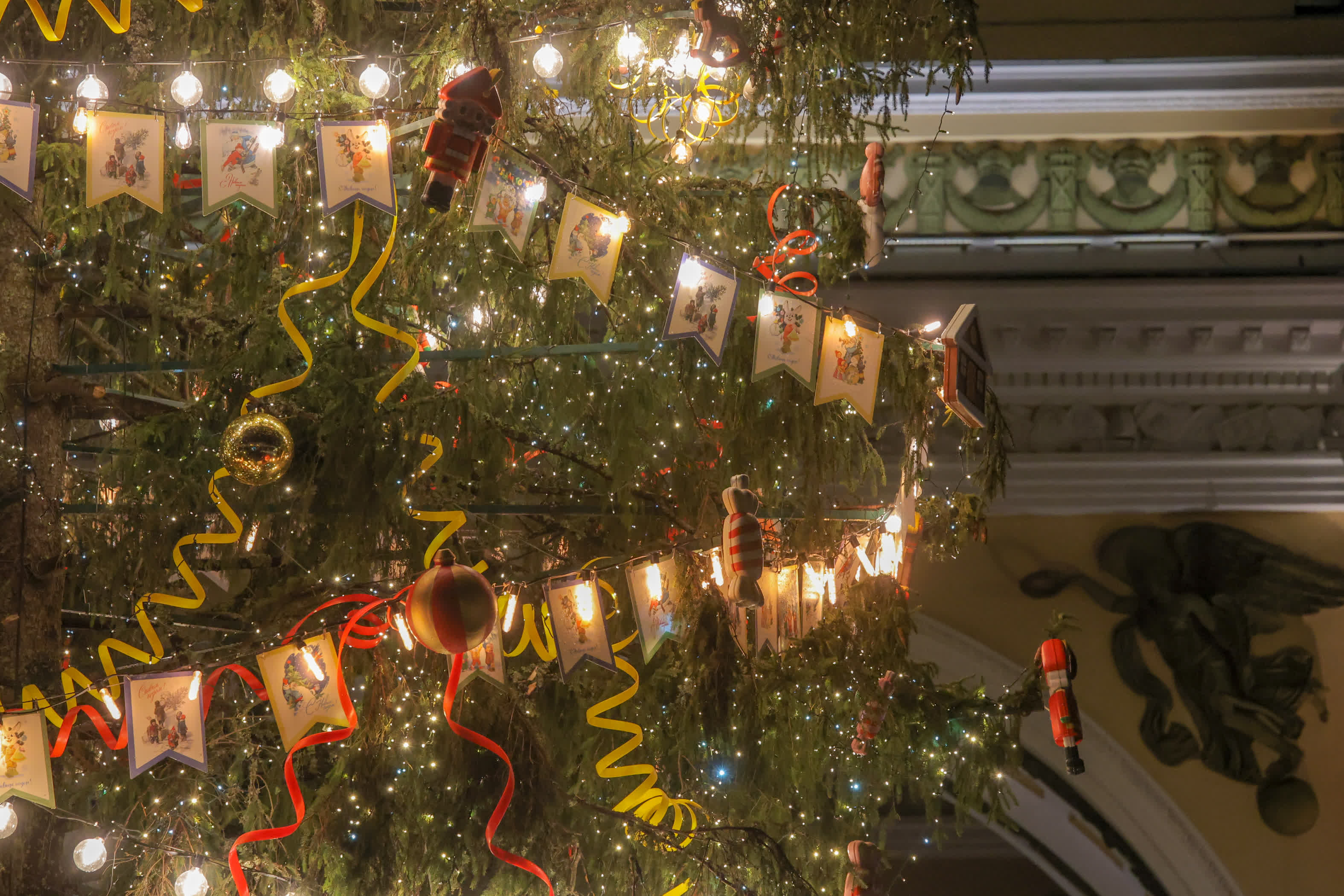 這是12月20日在俄羅斯聖彼得堡拍攝的新年樹一角。新華社