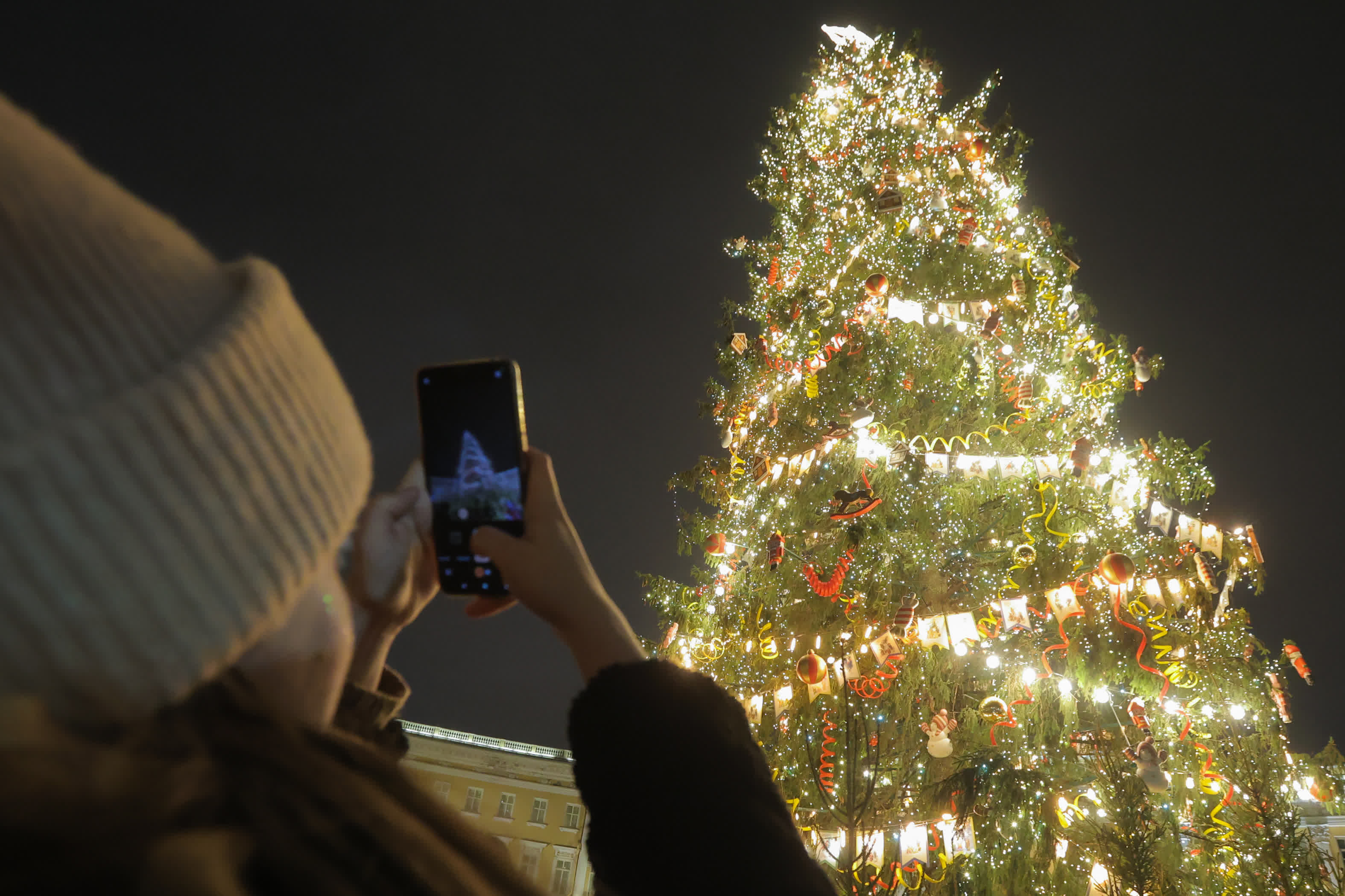 12月20日，一名遊客在俄羅斯聖彼得堡拍攝新年樹。新華社