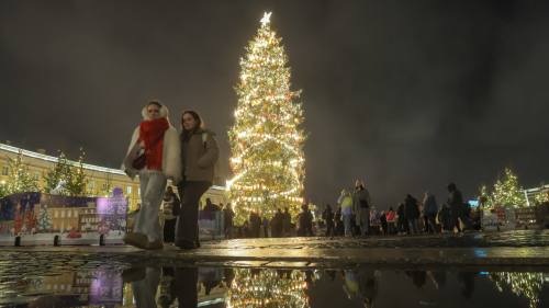 俄羅斯聖彼得堡宮殿廣場舉行新年樹點亮儀式