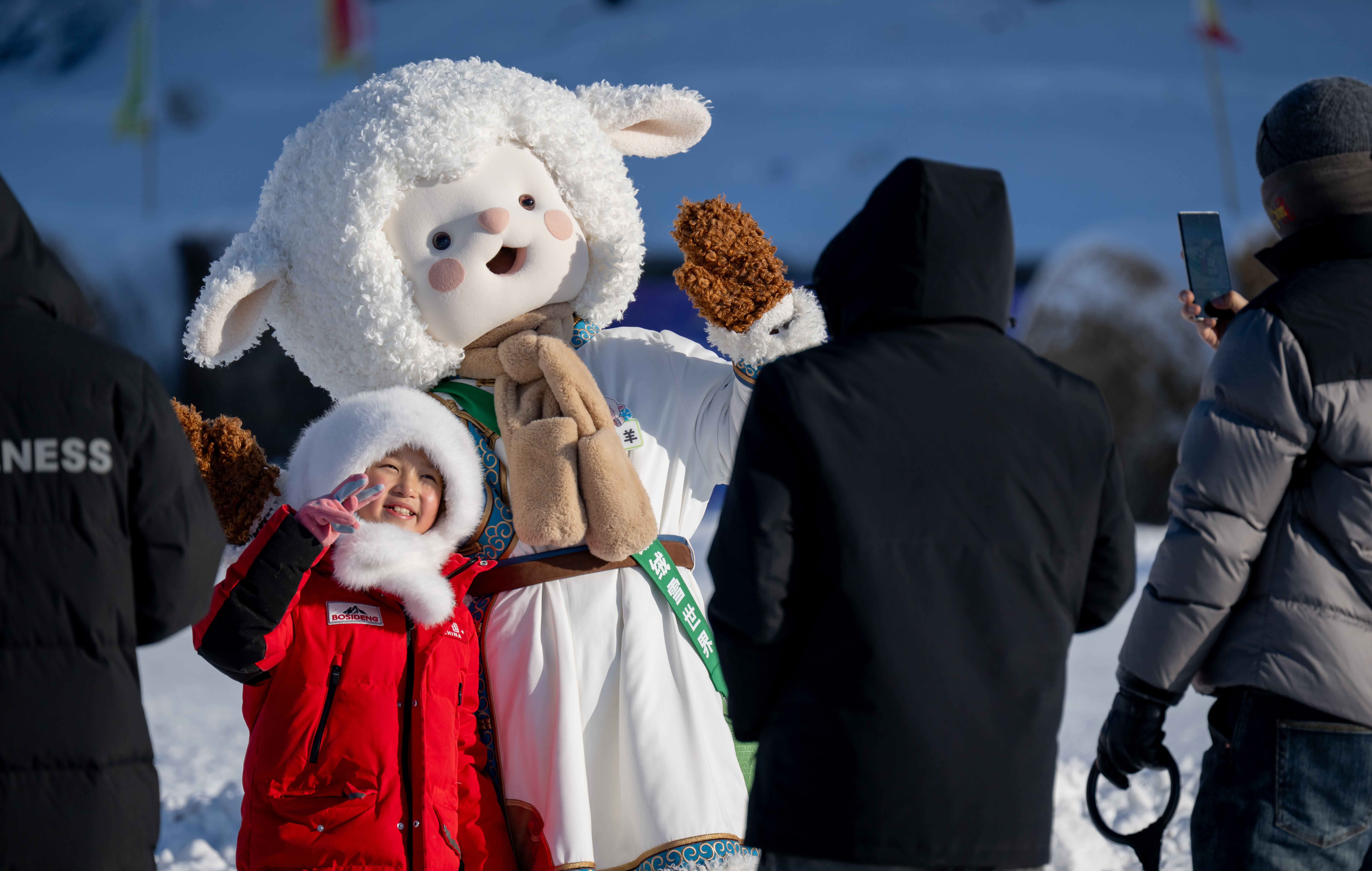 12月21日，遊客和開幕式上的卡通人物合影。（新華社）