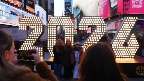 紐約：人們排隊和2026年數字牌合影