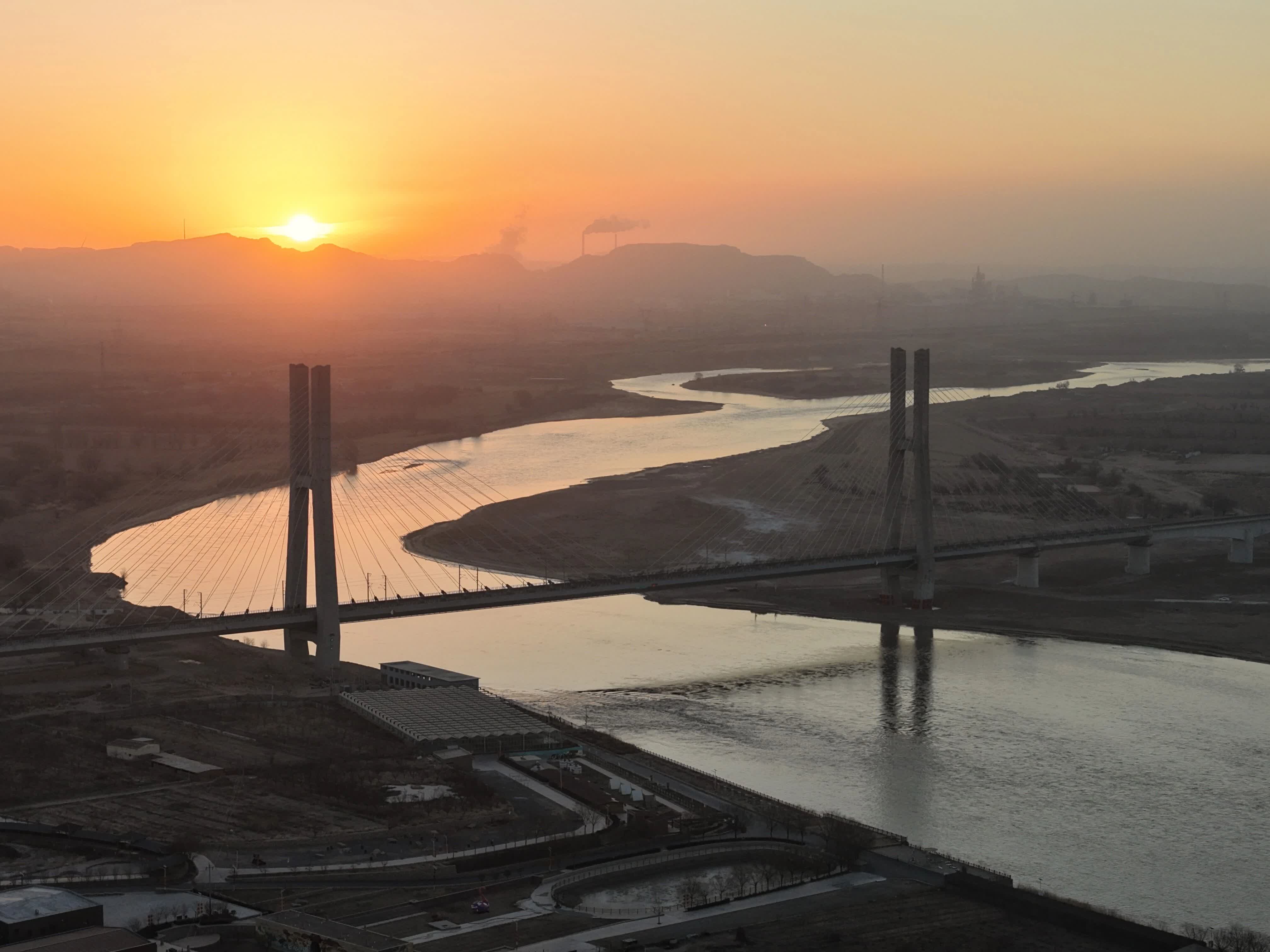 12月23日在日出時分拍攝的包銀高鐵烏海黃河特大橋。新華社