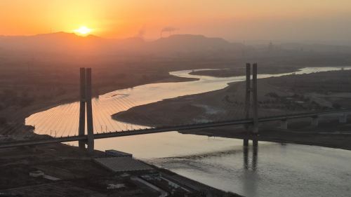 鋼鐵巨龍靜臥母親河之上