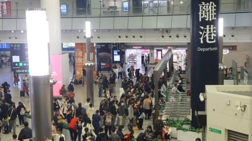 聖誕外遊潮湧現　高鐵西九龍站現人龍