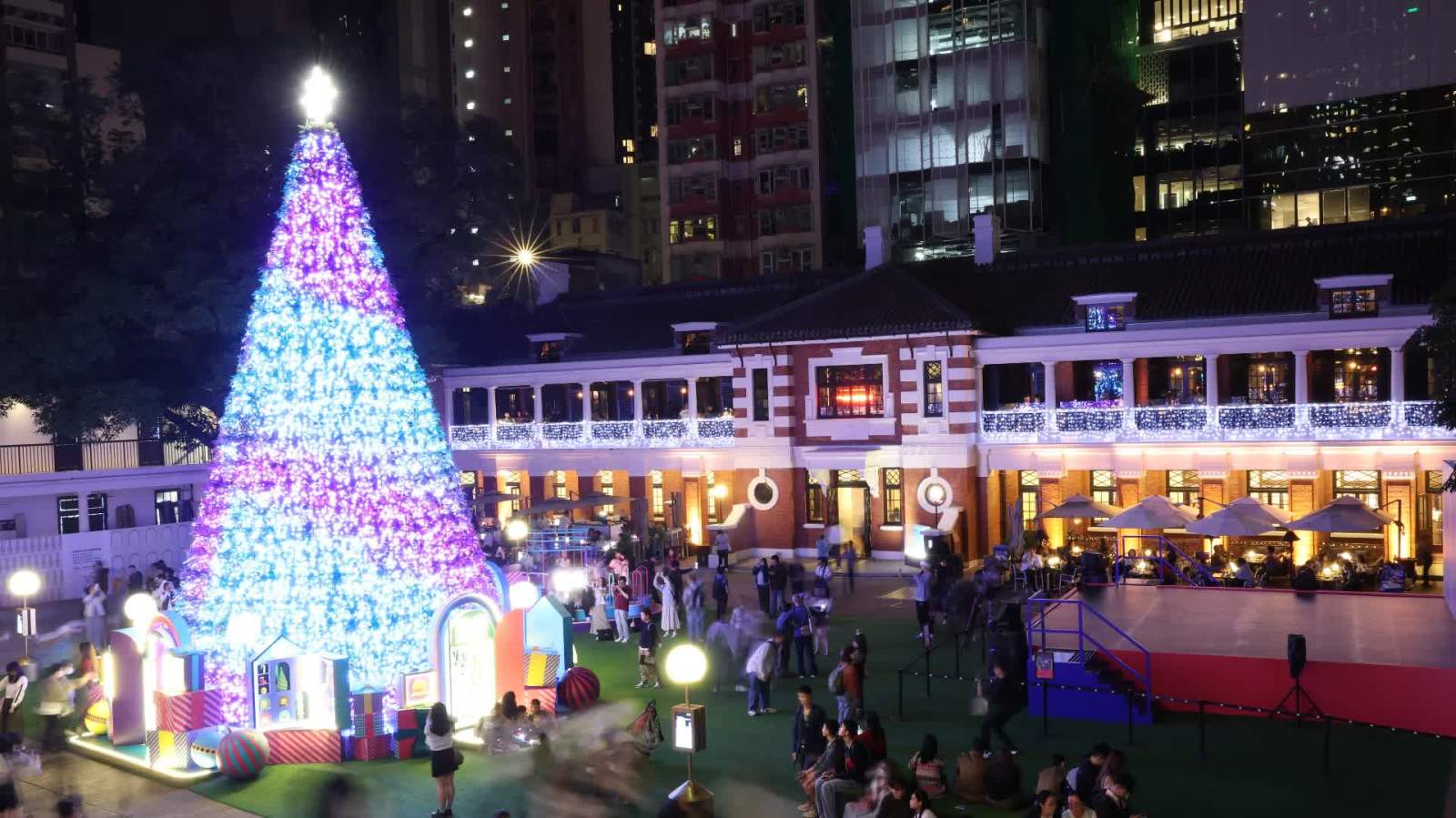 濃厚聖誕氣氛籠罩中環　市民遊客匯聚熱點迎平安夜