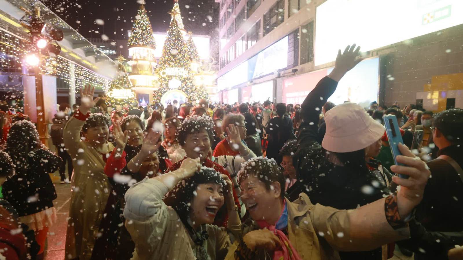 璀璨燈飾點亮維港　海港城變身聖誕樂園