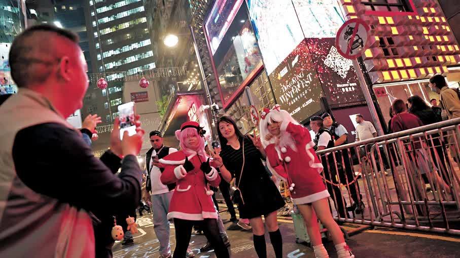 平安夜氣氛濃　內地旅客讚：香港聖誕氛圍名不虛傳！