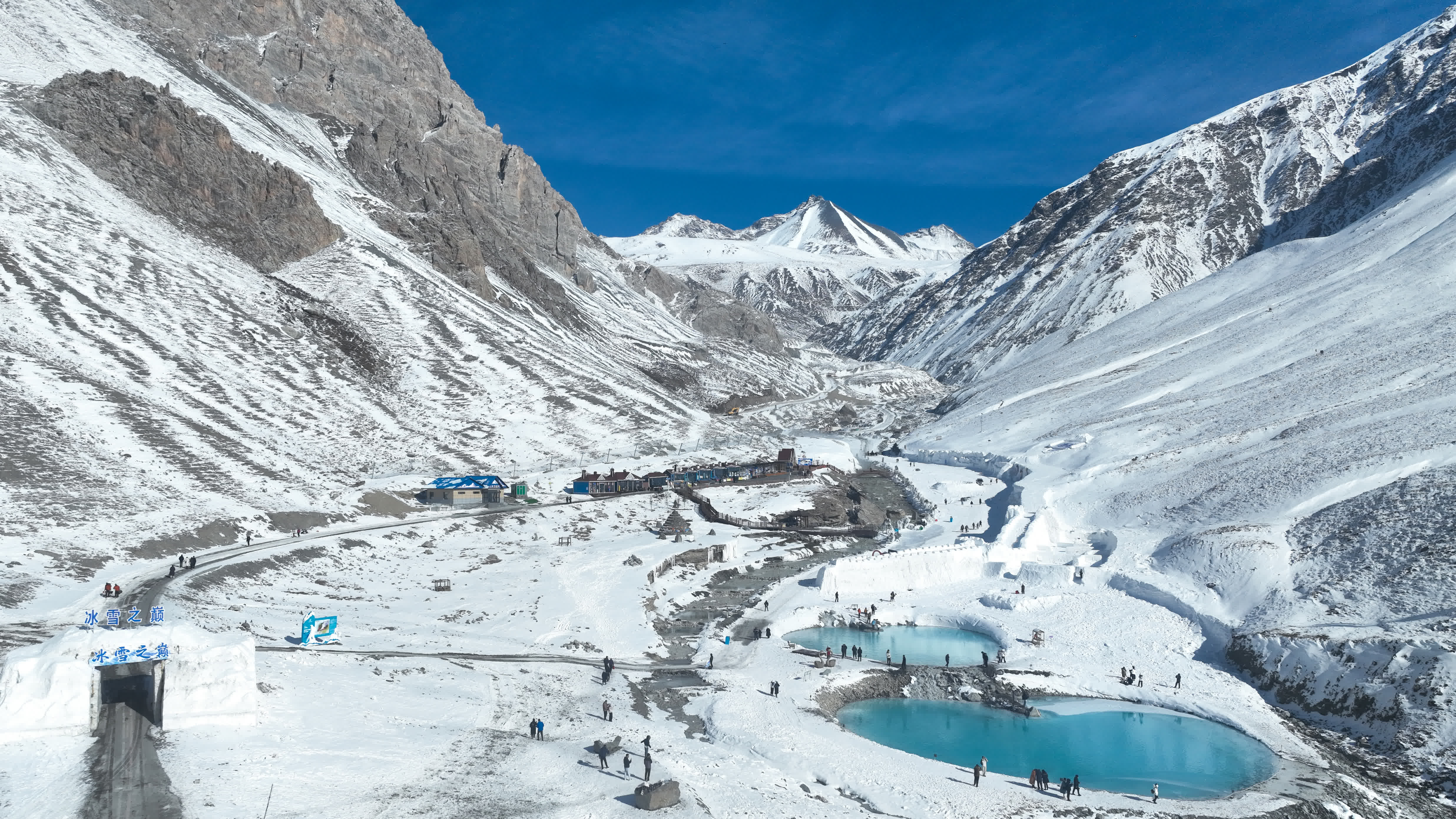 這是12月25日拍攝的青海省海北藏族自治州門源回族自治縣的崗什卡雪峰景區（無人機照片）。（新華社）