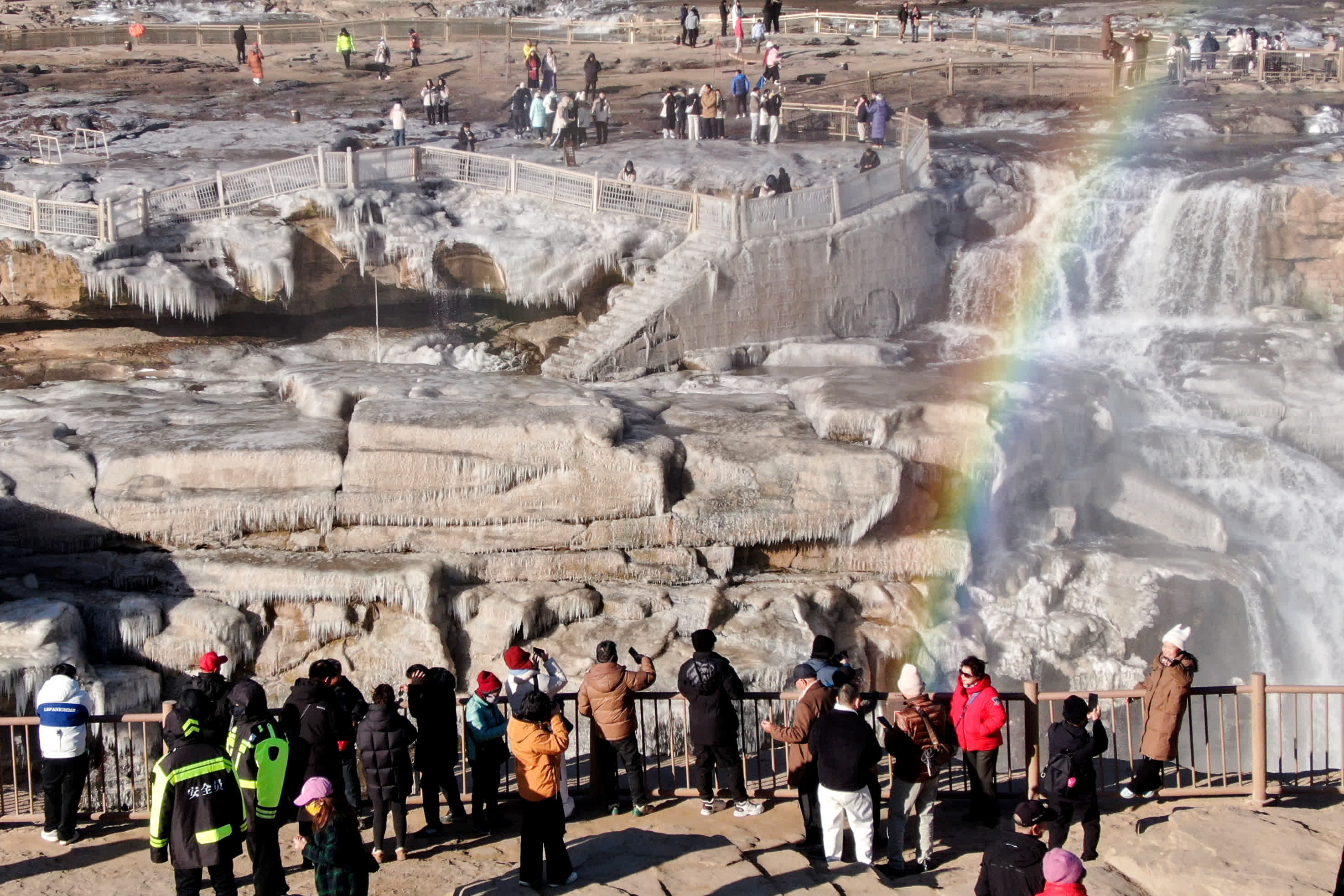 12月25日，遊客在山西吉縣黃河壺口瀑布遊覽觀瀑。（中新社）
