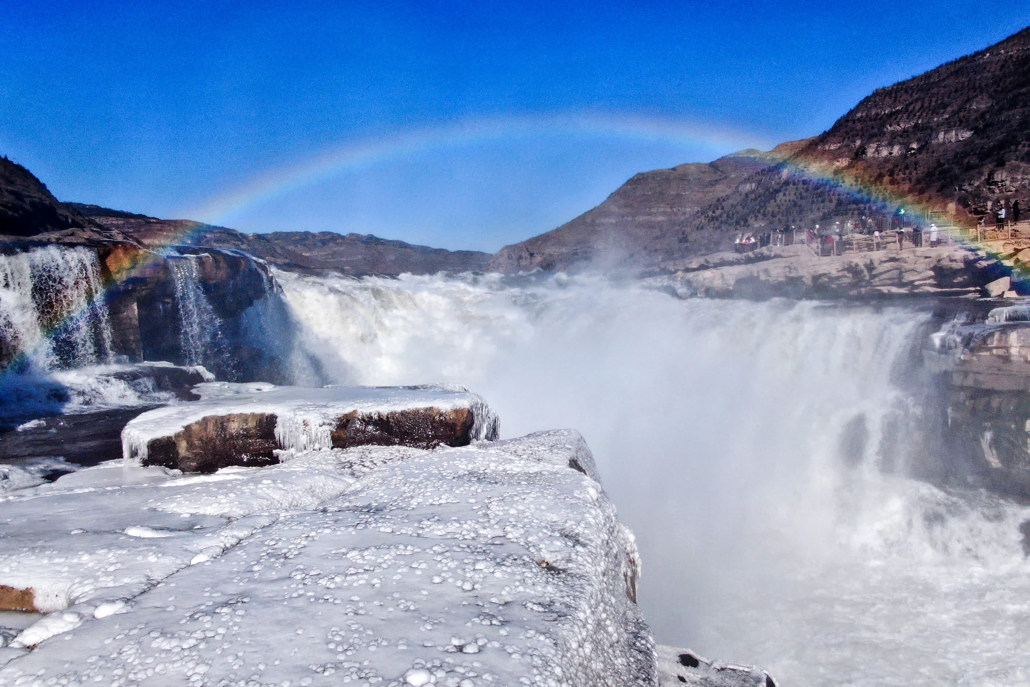 12月25日，遊客在山西吉縣黃河壺口瀑布遊覽觀瀑。（中新社）