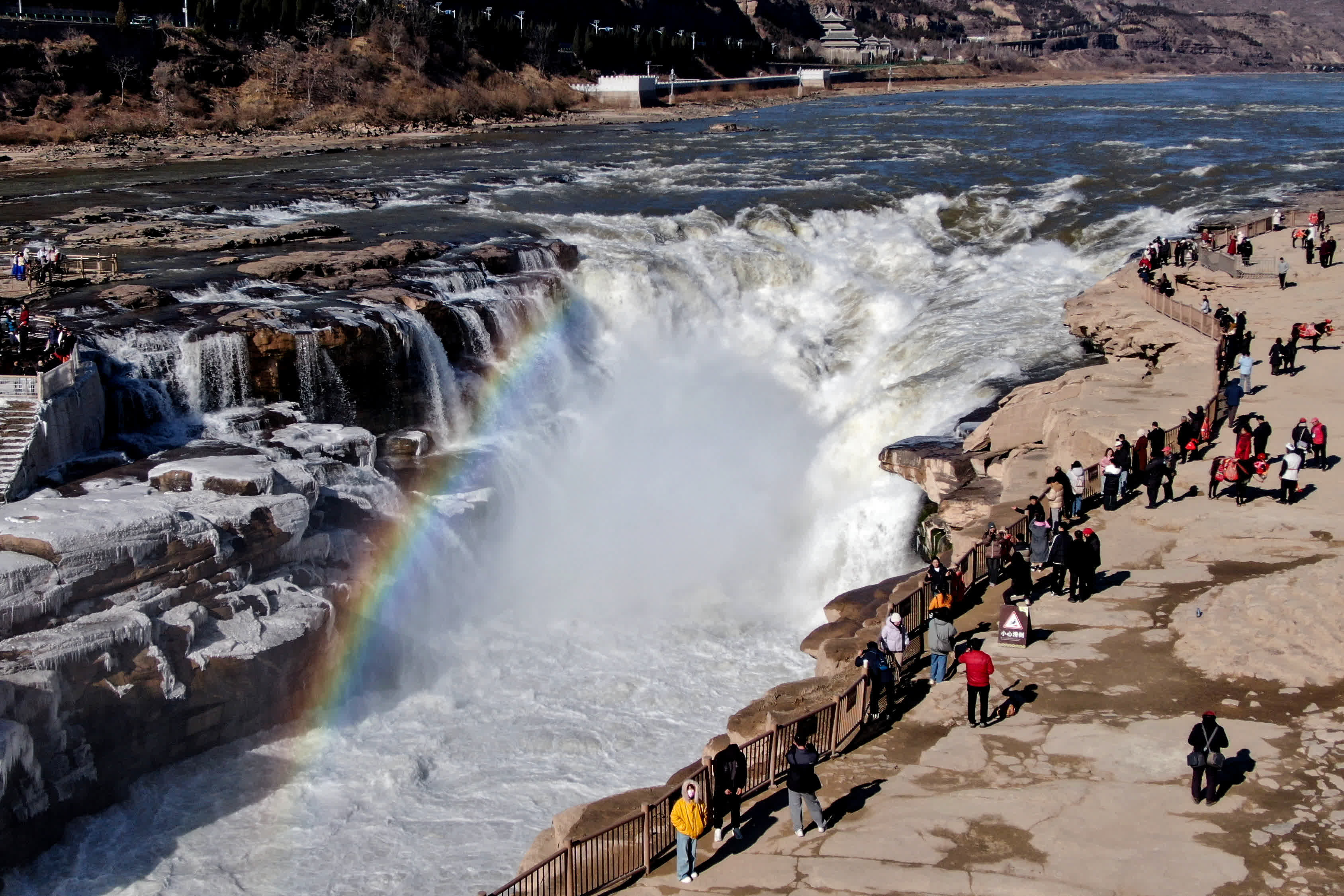 12月25日，遊客在山西吉縣黃河壺口瀑布遊覽觀瀑。（中新社）
