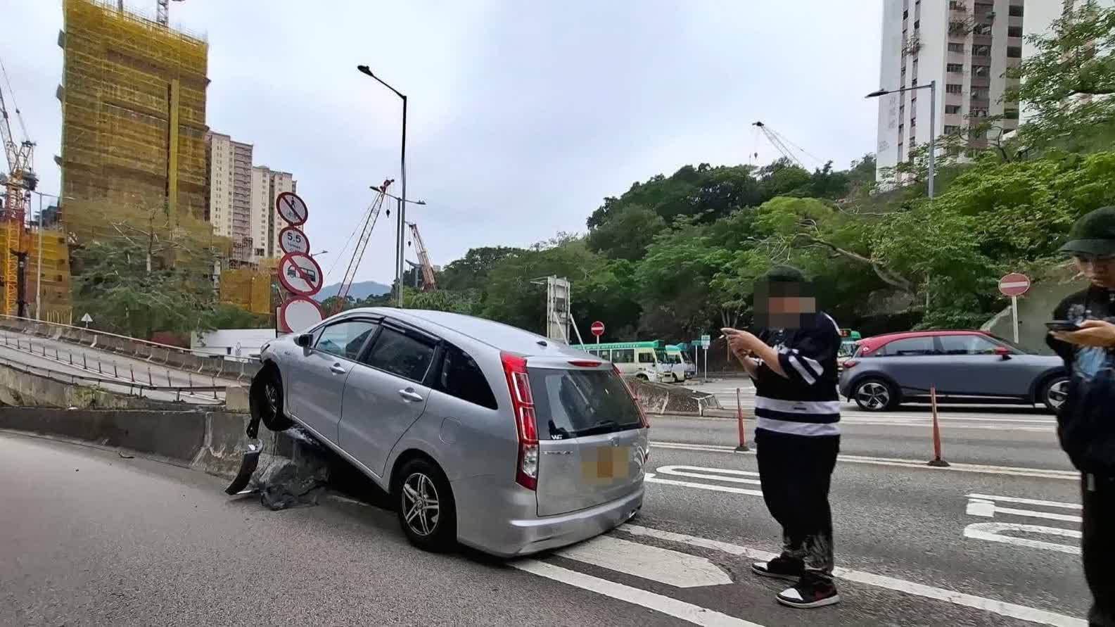 清水灣道私家車剷石壆撞歪路牌 車頭毀爛前輪離地