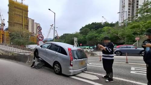 清水灣道私家車剷石壆撞歪路牌 車頭毀爛前輪離地