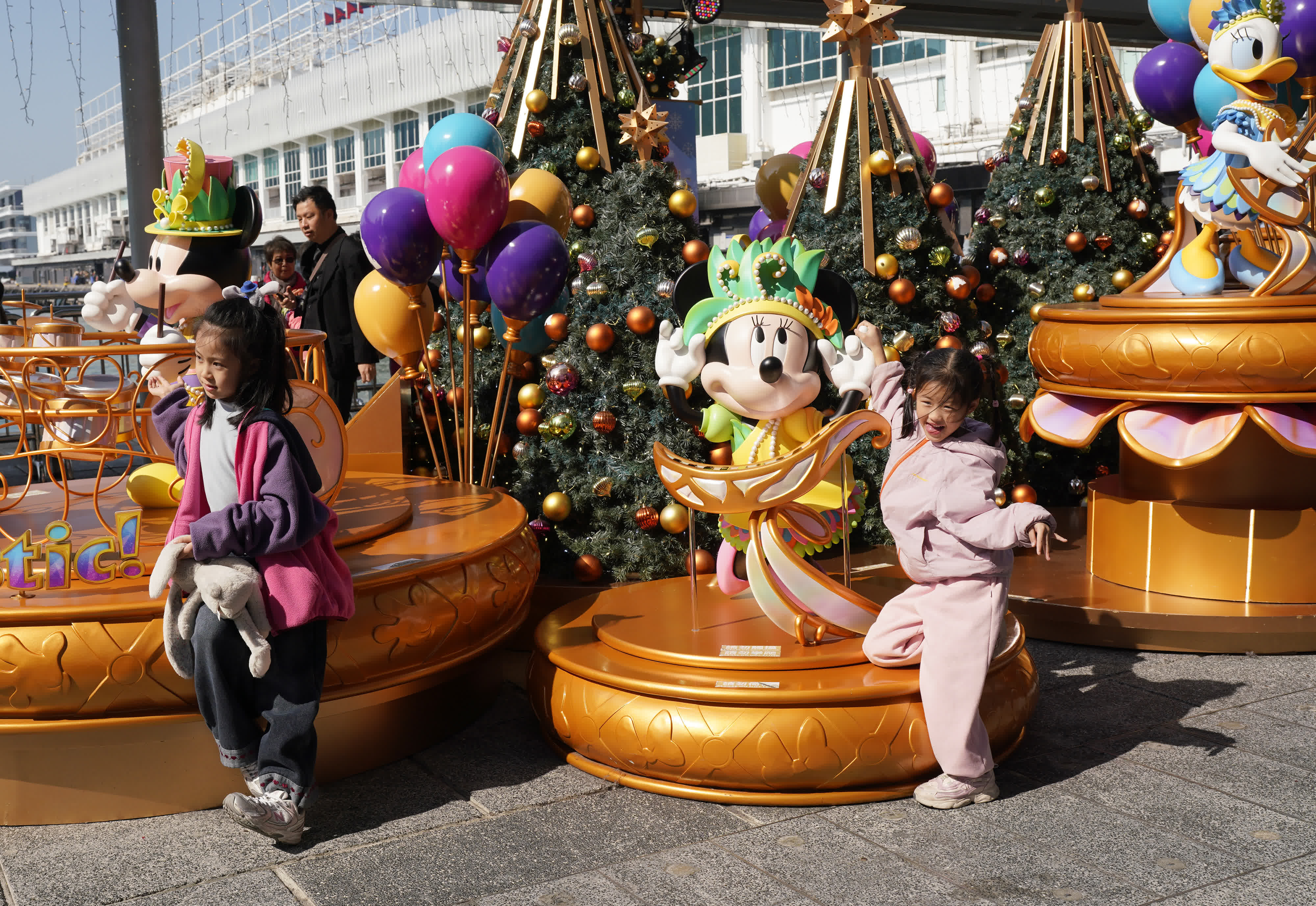 圖為遊客與市民在海港城聖誕裝飾前拍照打卡。（香港中通社）