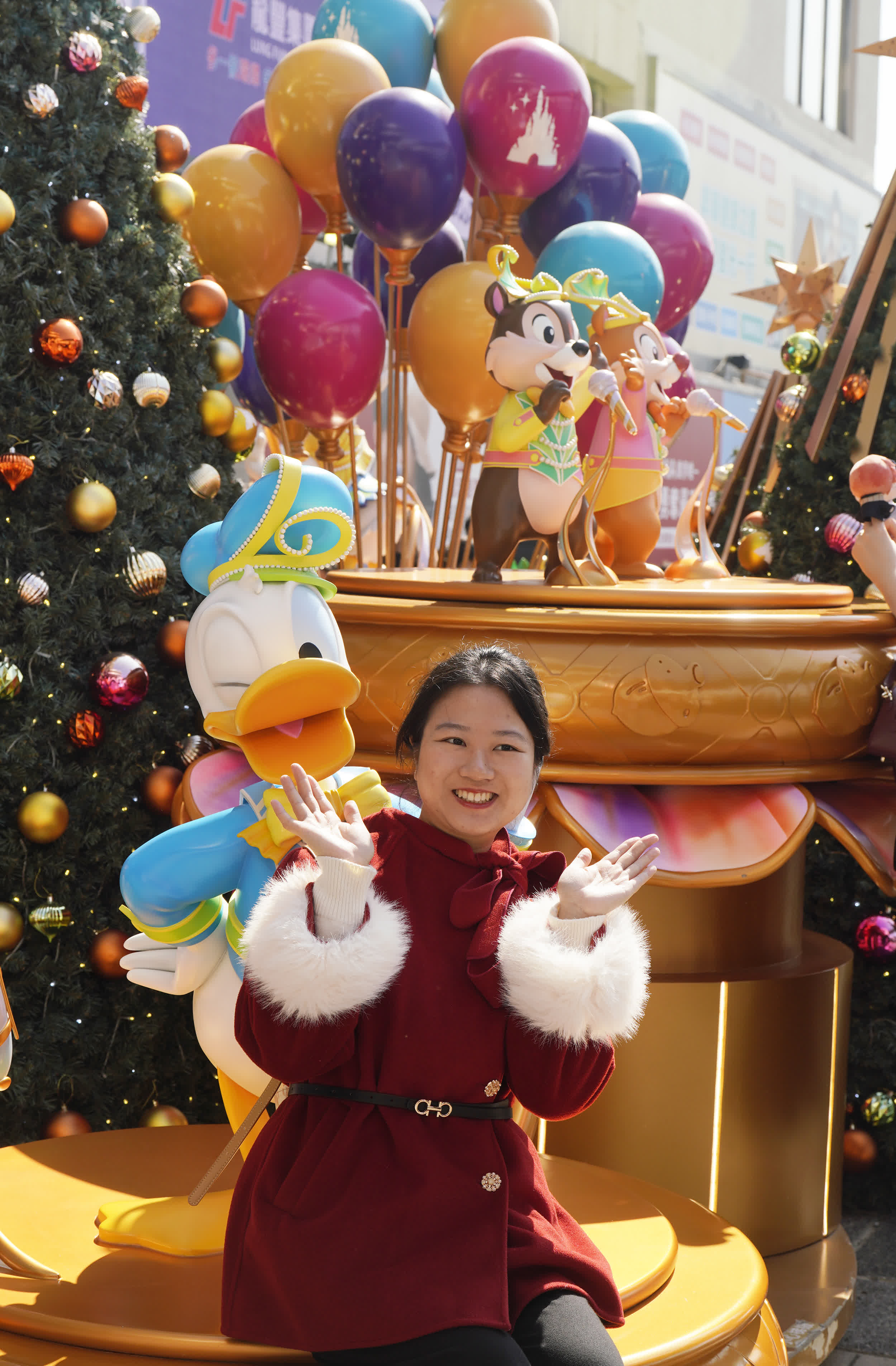 圖為遊客與市民在海港城聖誕裝飾前拍照打卡。（香港中通社）