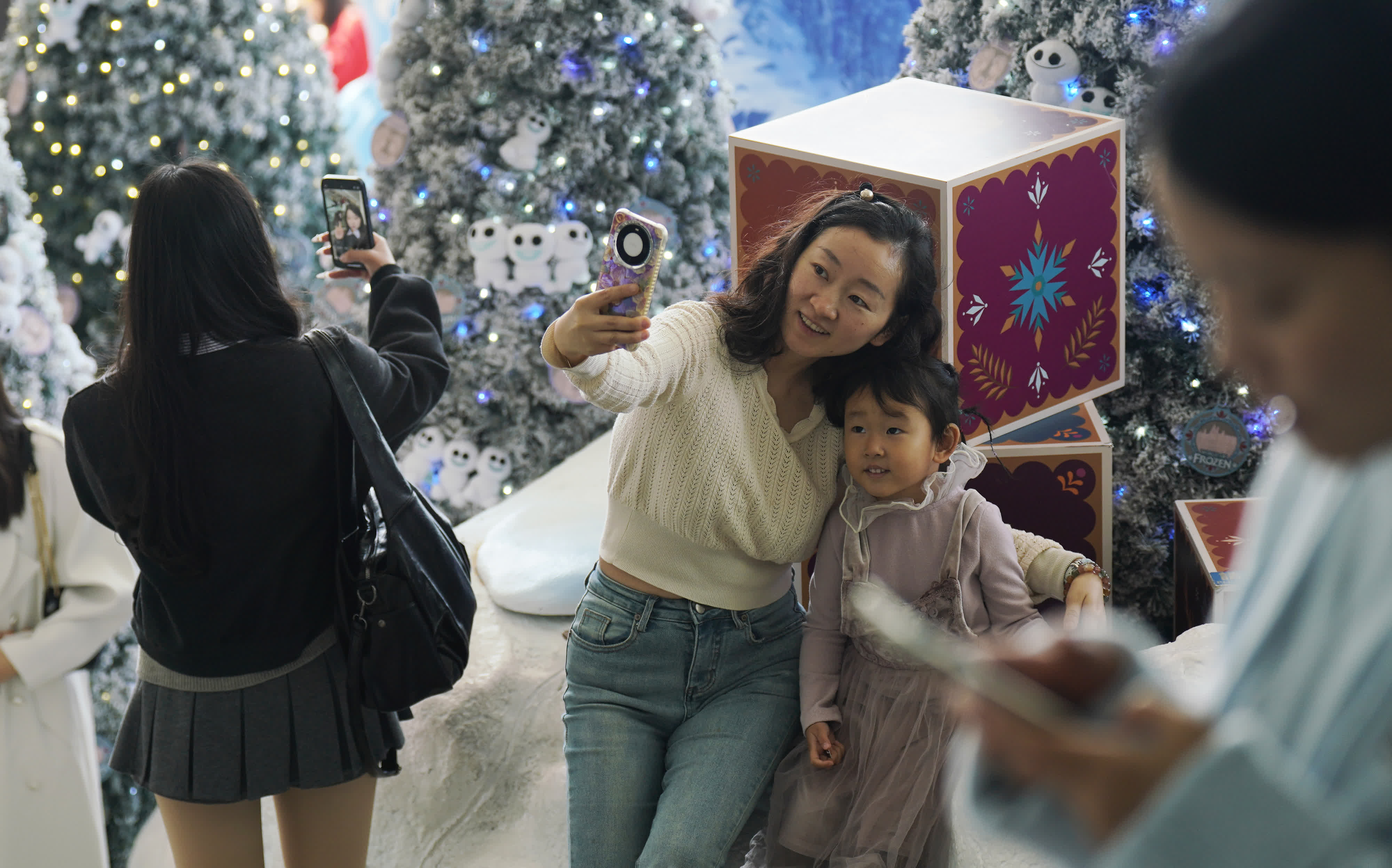 圖為遊客與市民在海港城聖誕裝飾前拍照打卡。（香港中通社）