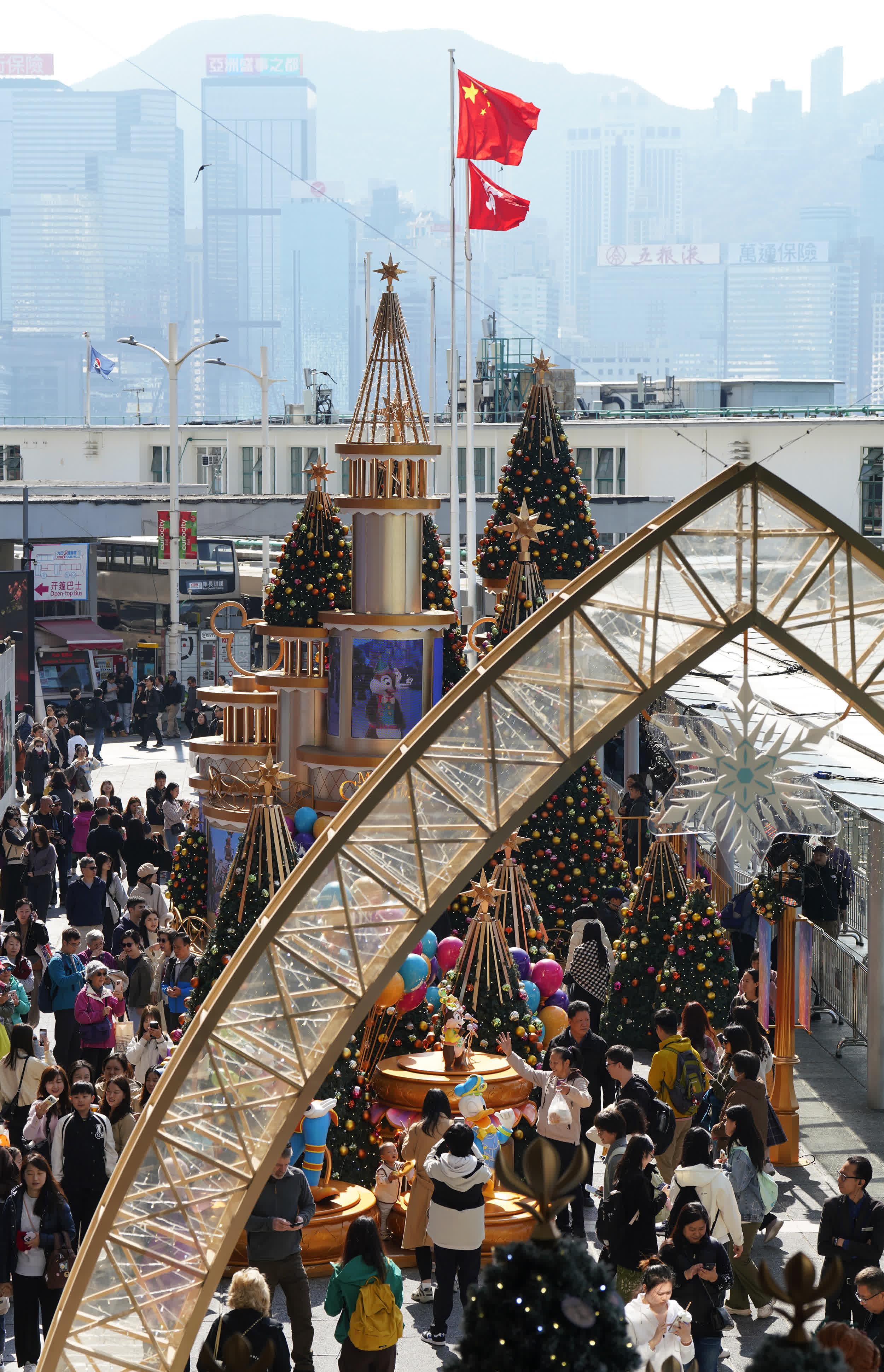 圖為遊客與市民在海港城聖誕裝飾前拍照打卡。（香港中通社）