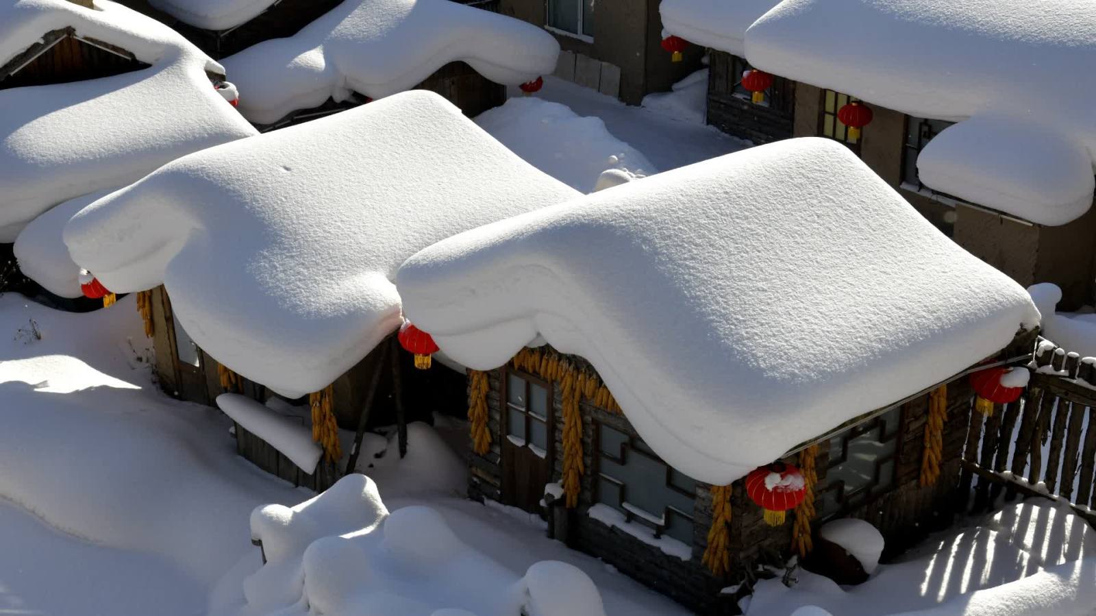 黑龍江雪鄉景區迎客流高峰　日均近兩萬遊人湧入