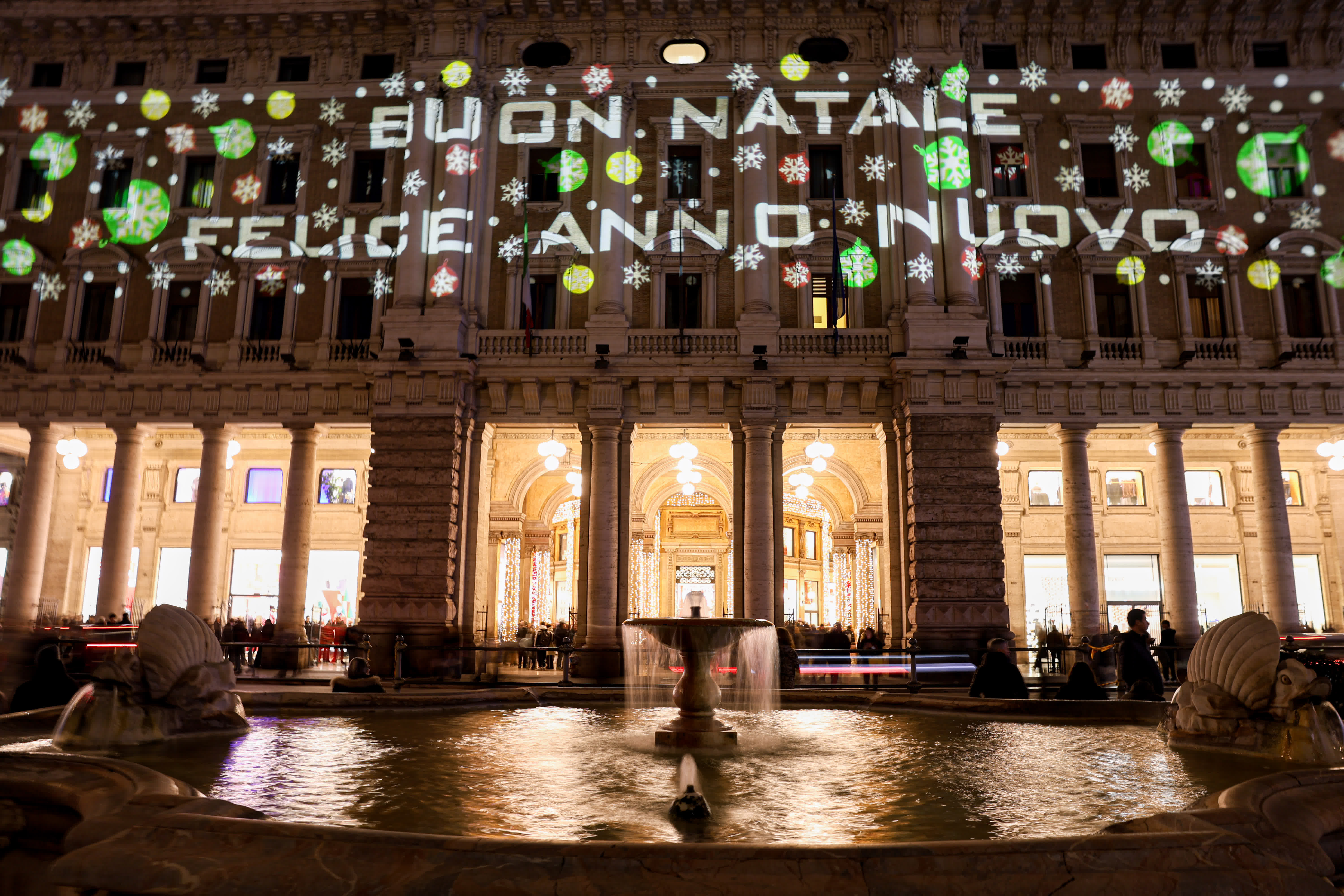 這是12月27日在意大利羅馬市中心拍攝的節日標語。新華社