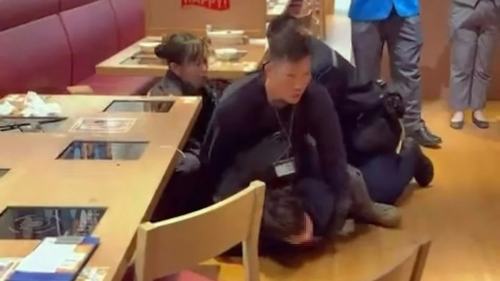 惡女不滿大埔火鍋店牛肉質素 掟碗碟兼打人終被3警撳地噴椒制服