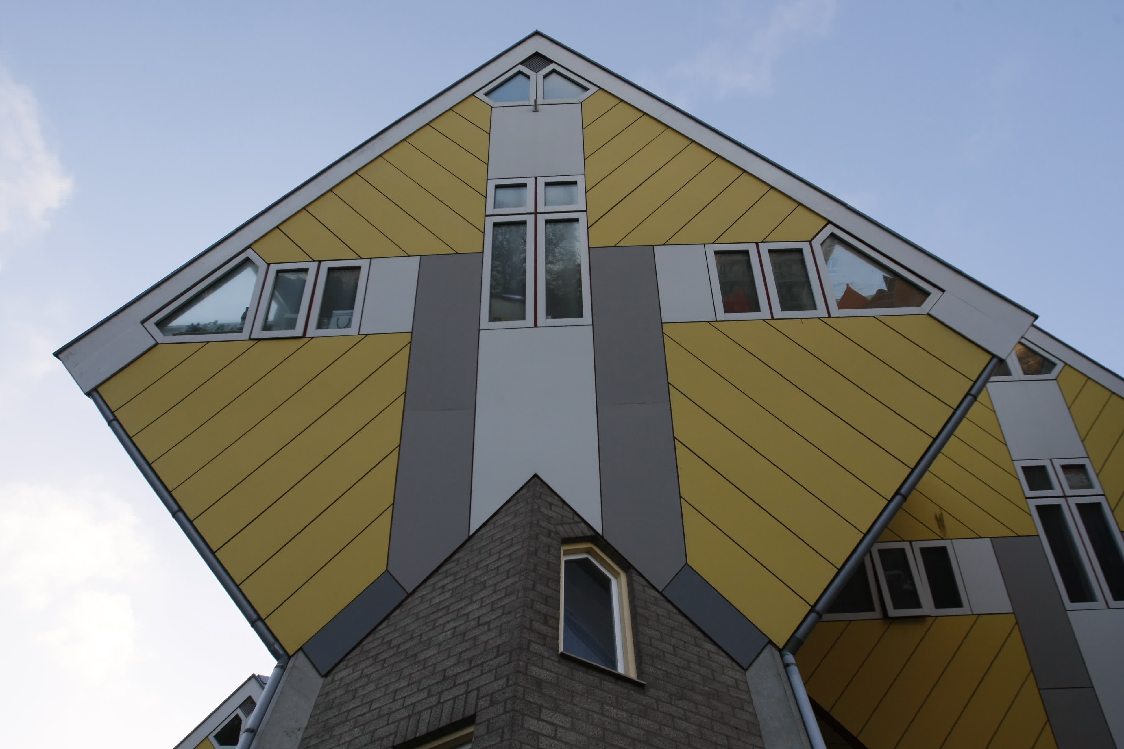 這是12月28日在荷蘭鹿特丹拍攝的立體方塊屋。（新華社）