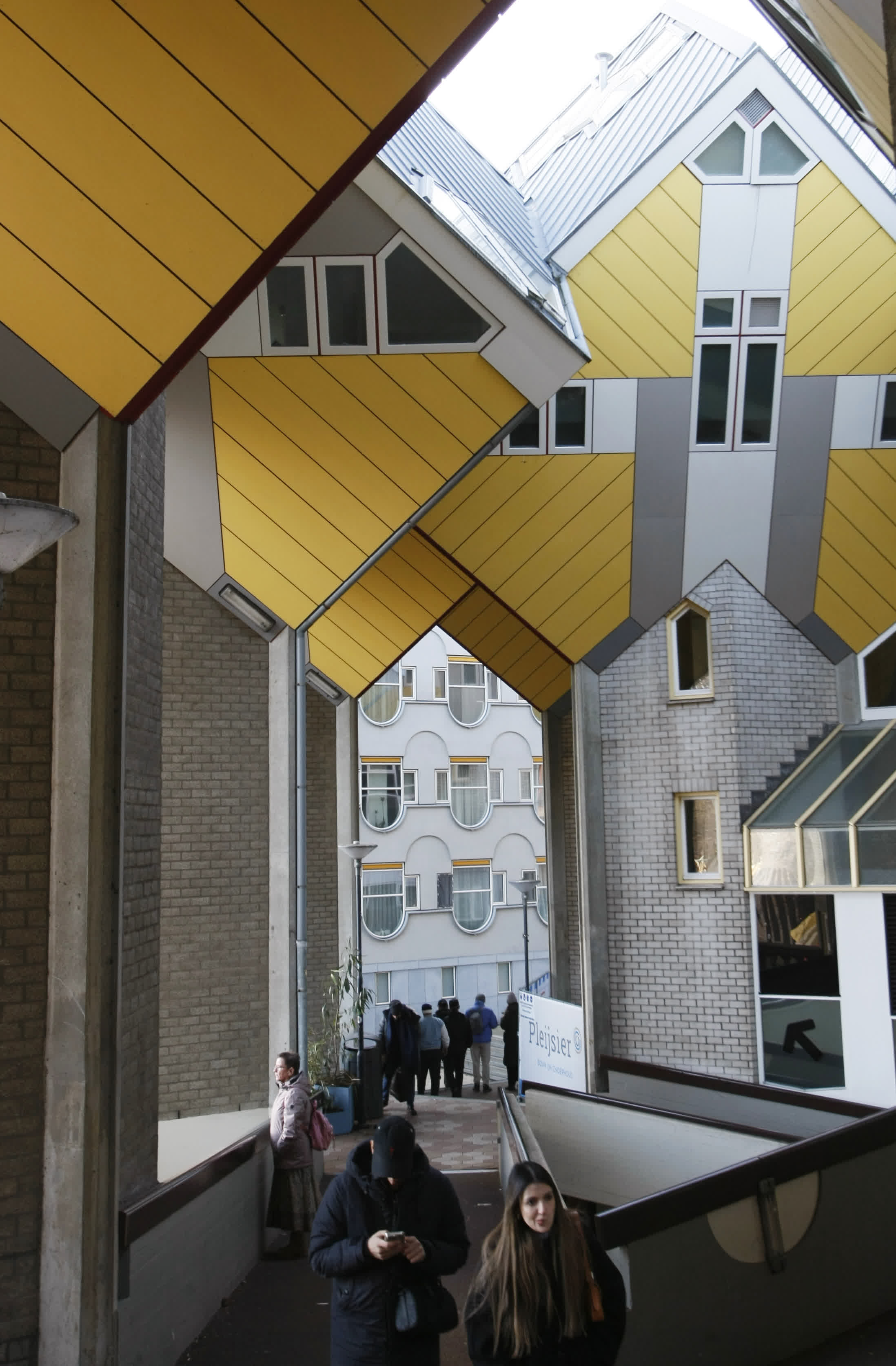 12月28日，在荷蘭鹿特丹，人們在立體方塊屋參觀。（新華社）