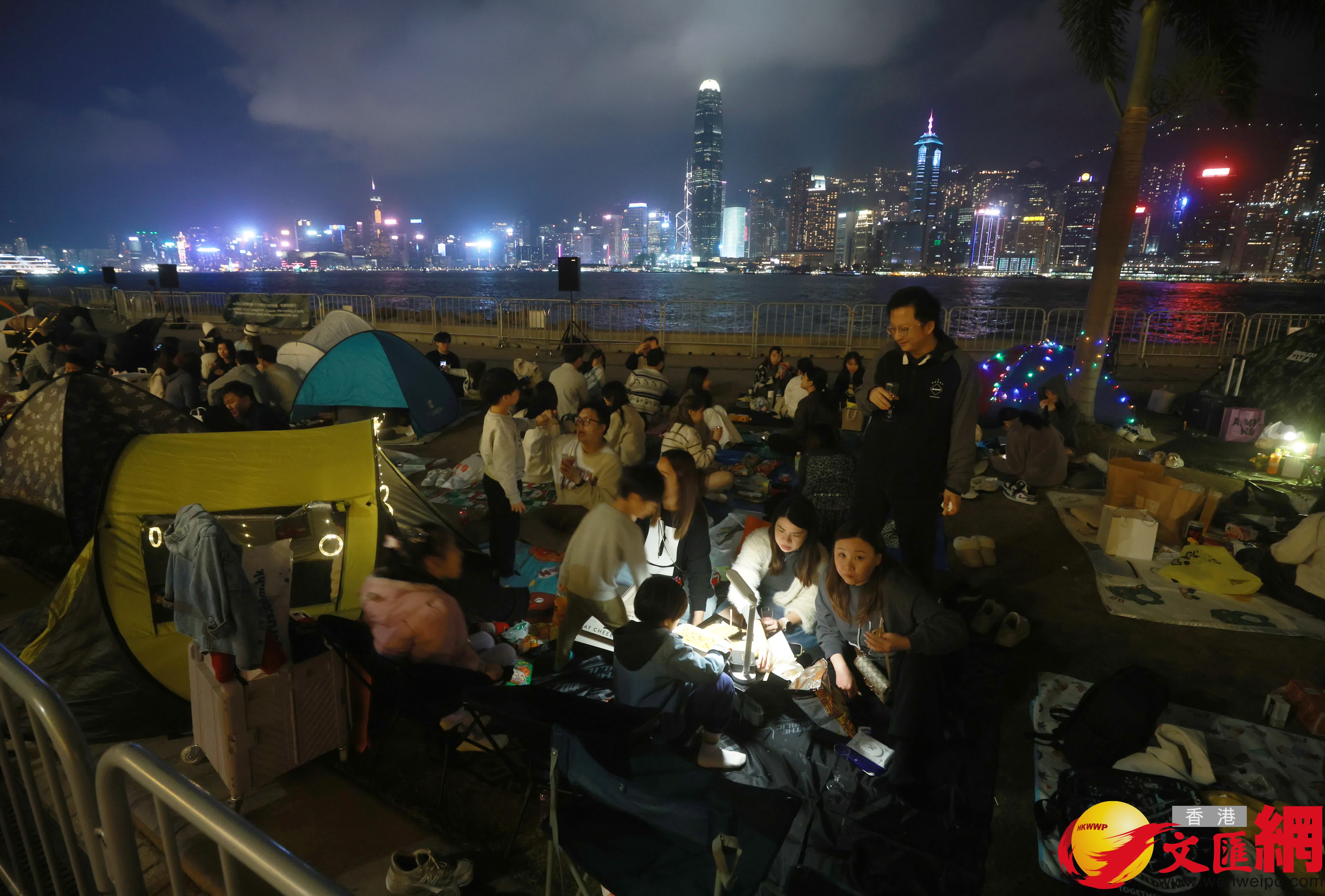 12月31日，市民於西九文化區一帶歡渡佳節。（香港文匯報記者 郭木又 攝）