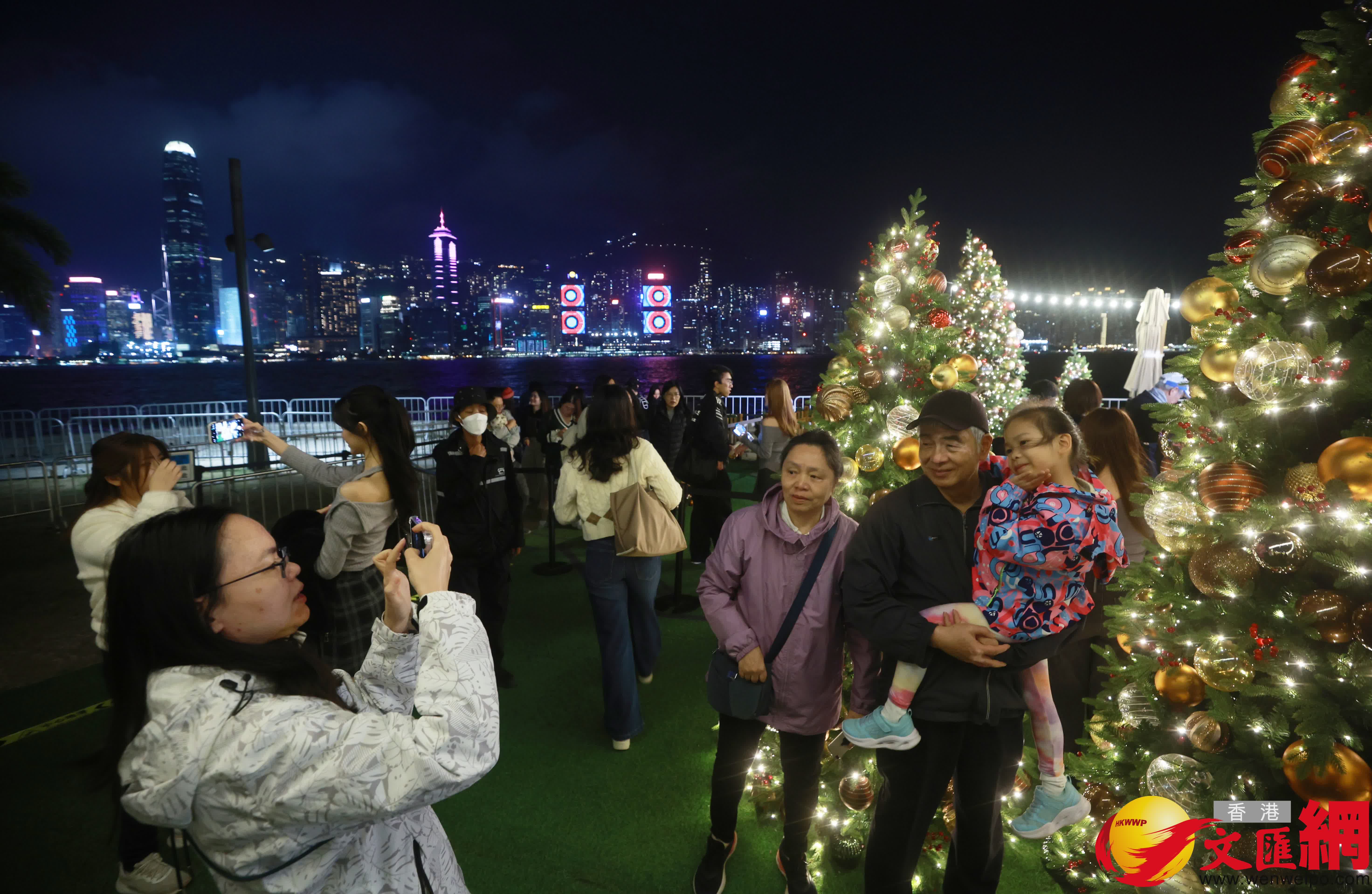 12月31日，市民於西九文化區一帶歡渡佳節。（香港文匯報記者 郭木又 攝）