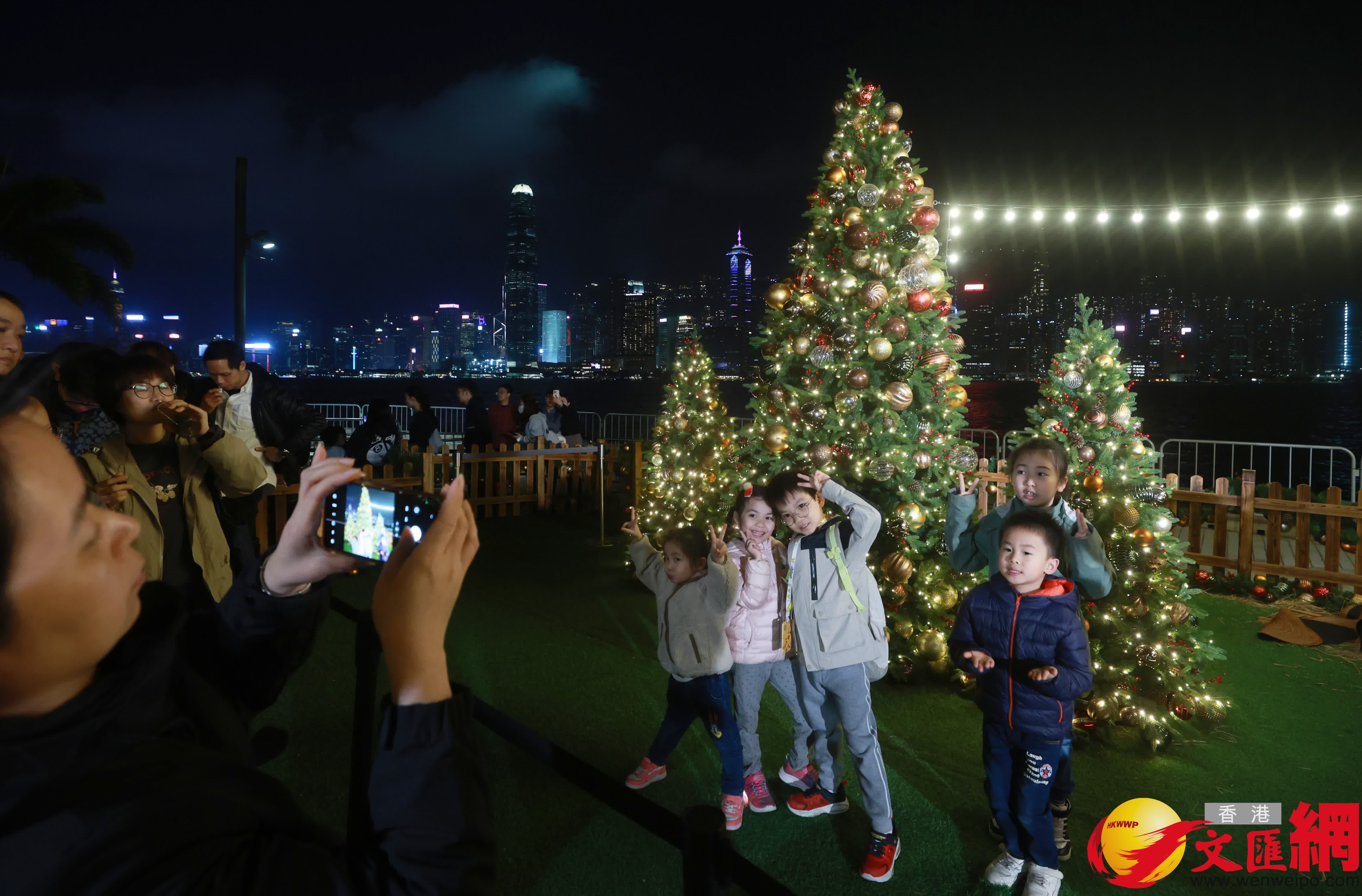 12月31日，市民於西九文化區一帶歡渡佳節。（香港文匯報記者 郭木又 攝）