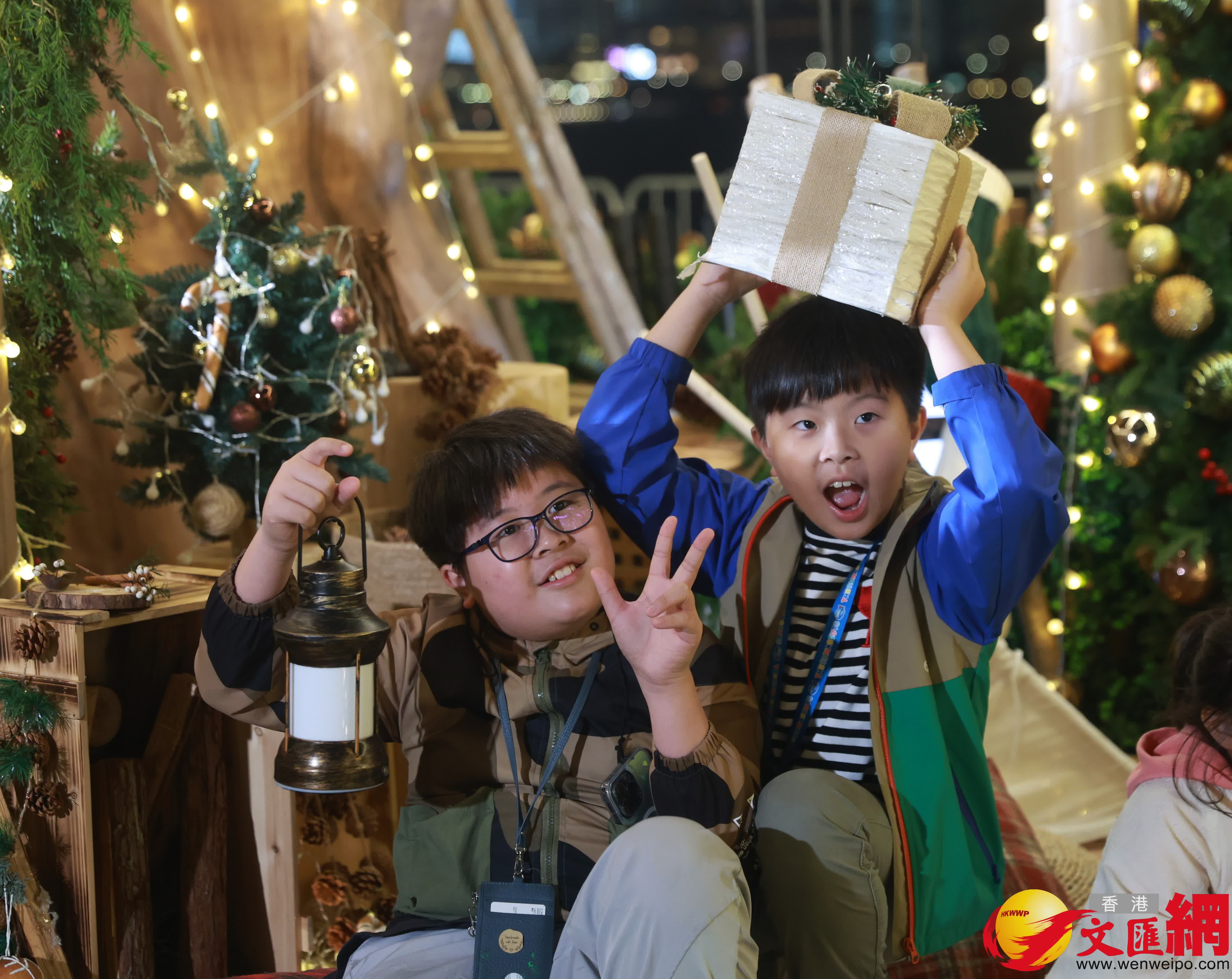 12月31日，市民於西九文化區一帶歡渡佳節。（香港文匯報記者 郭木又 攝）