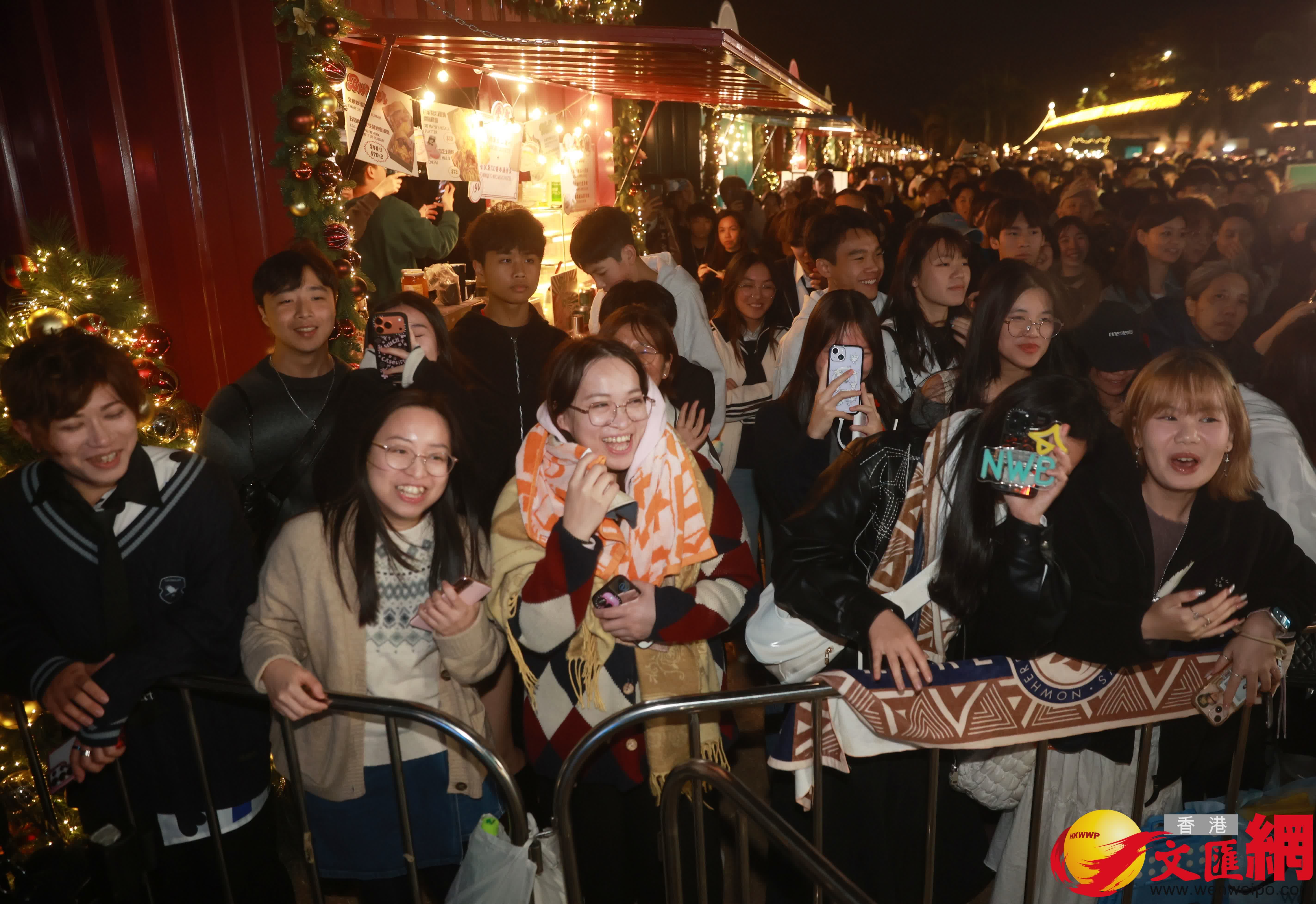 12月31日，市民於西九文化區一帶歡渡佳節。（香港文匯報記者 郭木又 攝）